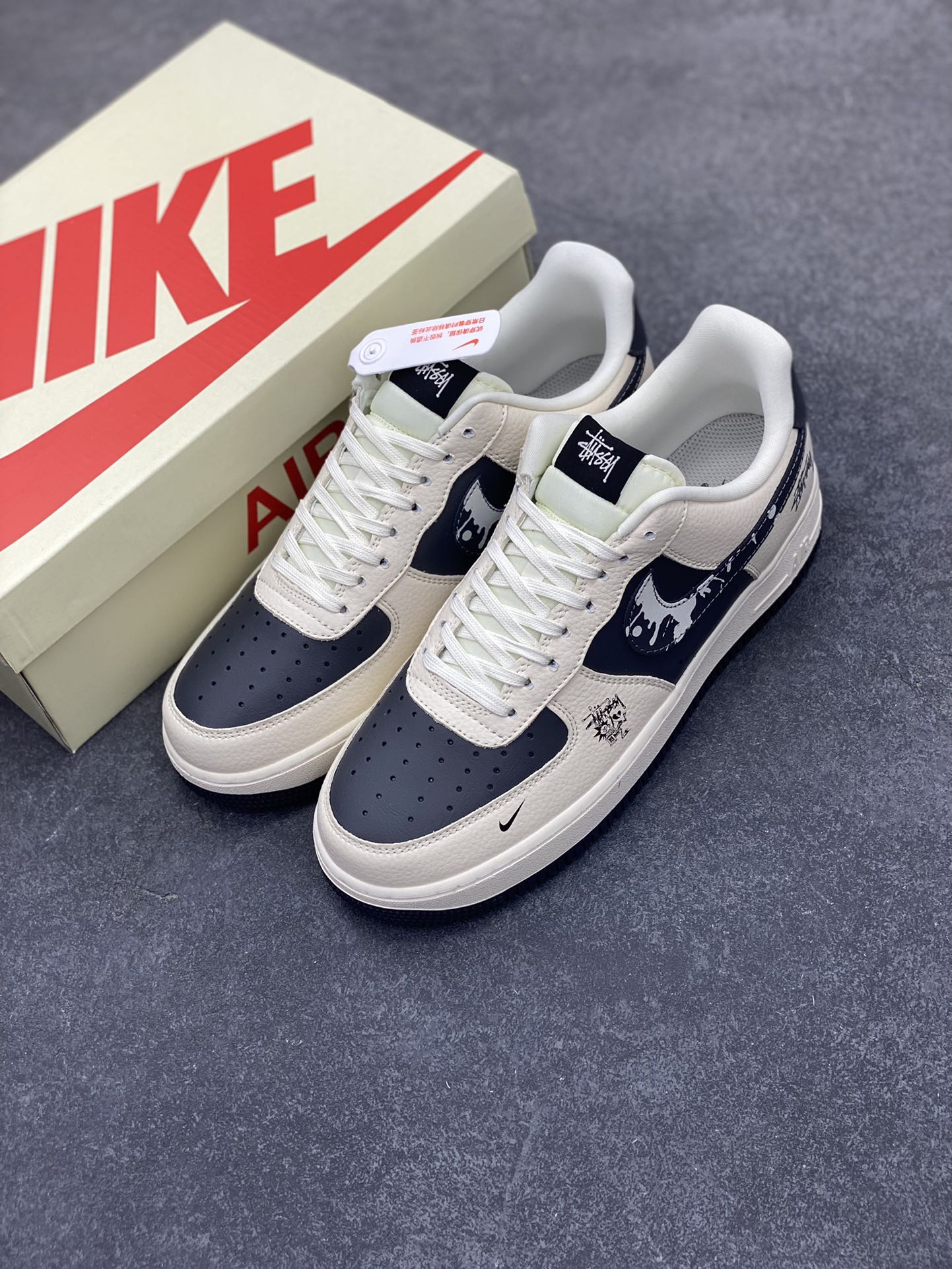 图片[8]-NIke Air Force 1 \’07 Low “斯图西联名——米灰泼墨勾”空军一号 低帮 运动鞋 休闲鞋 折边针车 工艺难度大 原楦头原纸板 原装鞋盒 定制五金配件 内置全掌气垫 原厂鞋底 货号：DF0188-042 尺码：36 36.5 37.5 38 38.5 39 40 40.5 41 42 42.5 43 44 44.5 45-选品中心