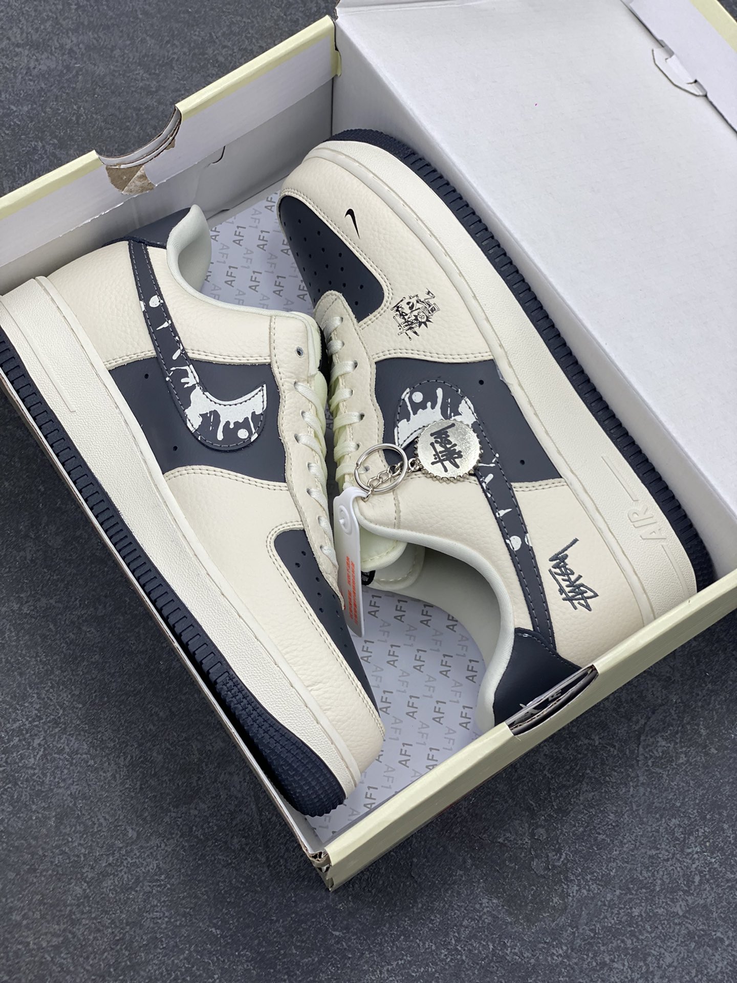 图片[9]-NIke Air Force 1 \’07 Low “斯图西联名——米灰泼墨勾”空军一号 低帮 运动鞋 休闲鞋 折边针车 工艺难度大 原楦头原纸板 原装鞋盒 定制五金配件 内置全掌气垫 原厂鞋底 货号：DF0188-042 尺码：36 36.5 37.5 38 38.5 39 40 40.5 41 42 42.5 43 44 44.5 45-选品中心