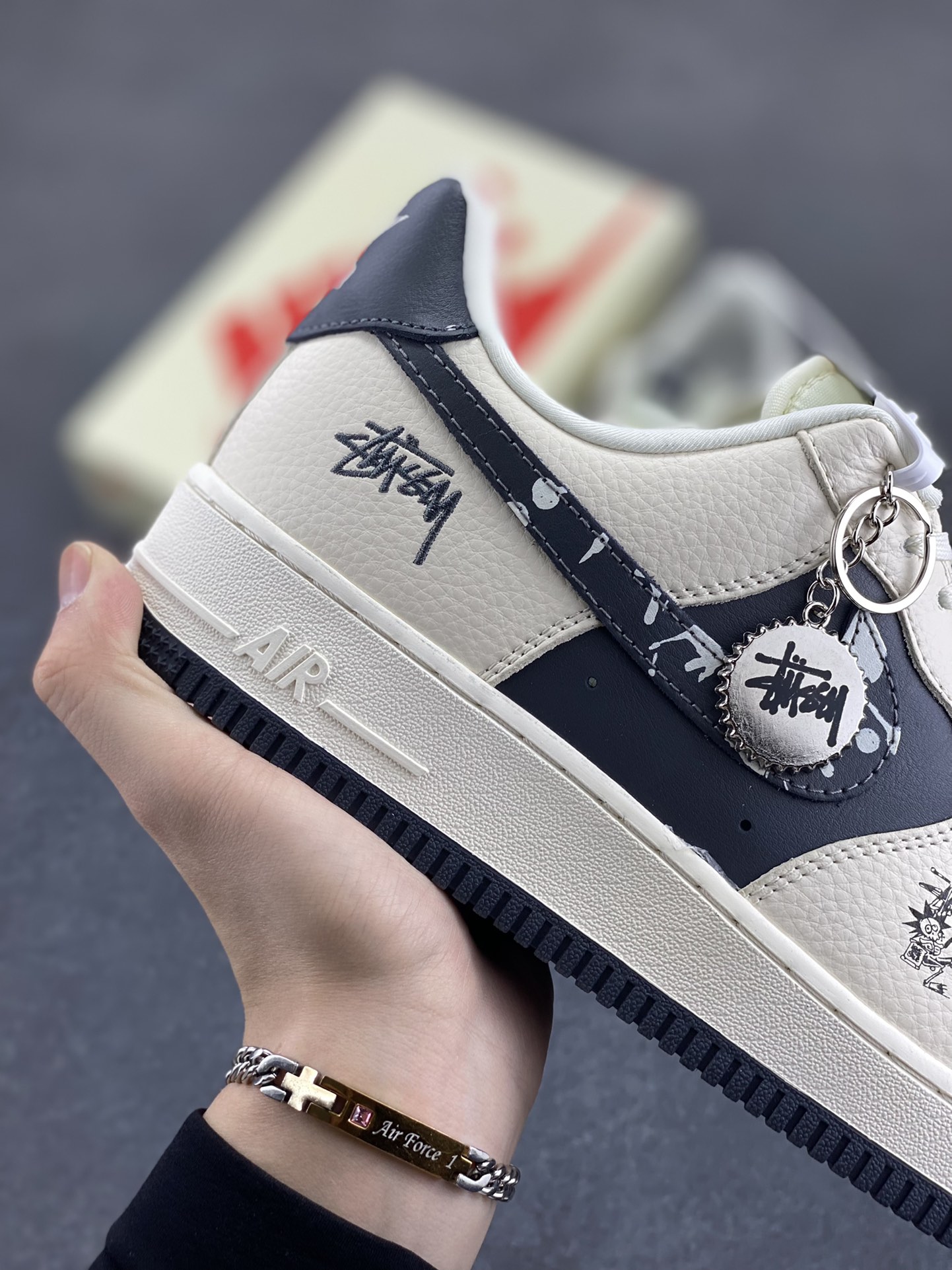 图片[6]-NIke Air Force 1 \’07 Low “斯图西联名——米灰泼墨勾”空军一号 低帮 运动鞋 休闲鞋 折边针车 工艺难度大 原楦头原纸板 原装鞋盒 定制五金配件 内置全掌气垫 原厂鞋底 货号：DF0188-042 尺码：36 36.5 37.5 38 38.5 39 40 40.5 41 42 42.5 43 44 44.5 45-选品中心