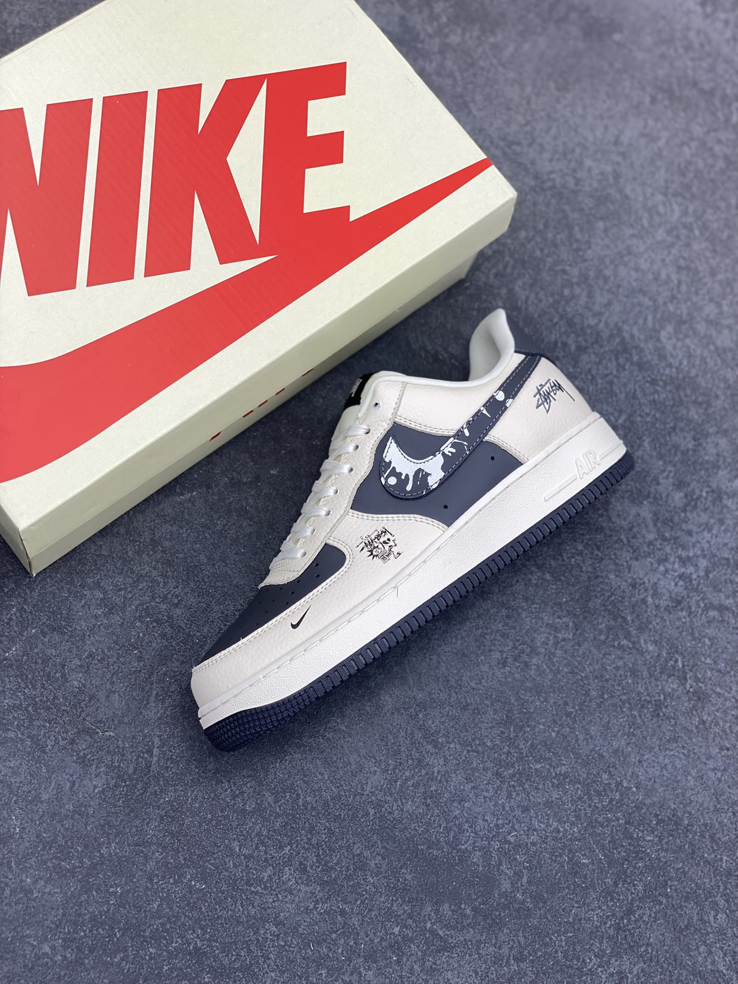 图片[7]-NIke Air Force 1 \’07 Low “斯图西联名——米灰泼墨勾”空军一号 低帮 运动鞋 休闲鞋 折边针车 工艺难度大 原楦头原纸板 原装鞋盒 定制五金配件 内置全掌气垫 原厂鞋底 货号：DF0188-042 尺码：36 36.5 37.5 38 38.5 39 40 40.5 41 42 42.5 43 44 44.5 45-选品中心