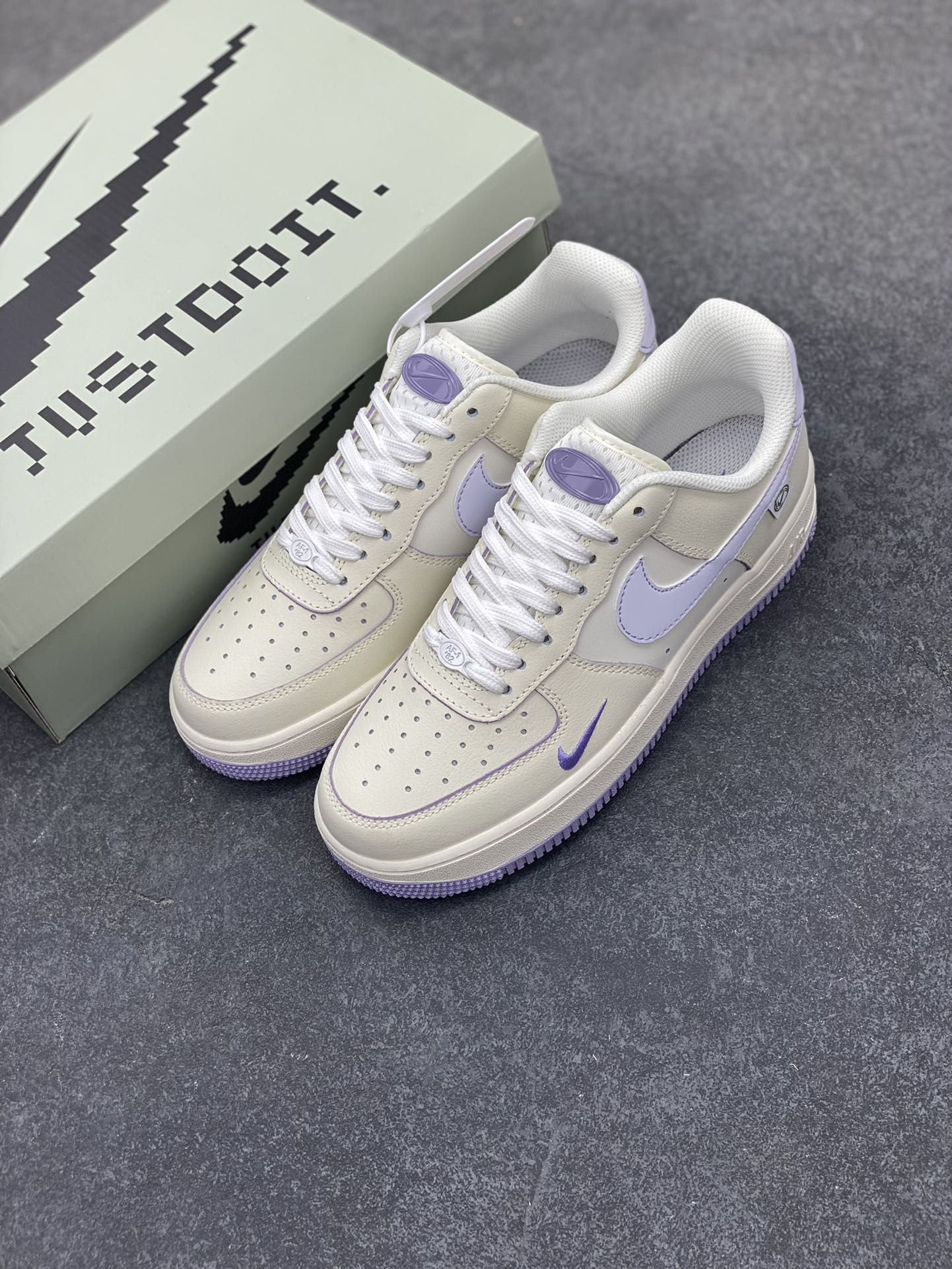 图片[8]-Nike Air Force 1 \’07 Low “Olive green” 小勾空军一号低帮休闲板鞋 “熏草紫” 采用熏草紫Swoosh小标和明线点缀为奶白配色增添点睛细节 鞋底熏草紫底质感十足 辅以 Air 经典缓震科技 支撑你的每个舞步！ 货号：FB1839-312 尺码：36 36.5 37.5 38 38.5 39 40 40.5 41 42 42.5 43 44 44.5 45-选品中心