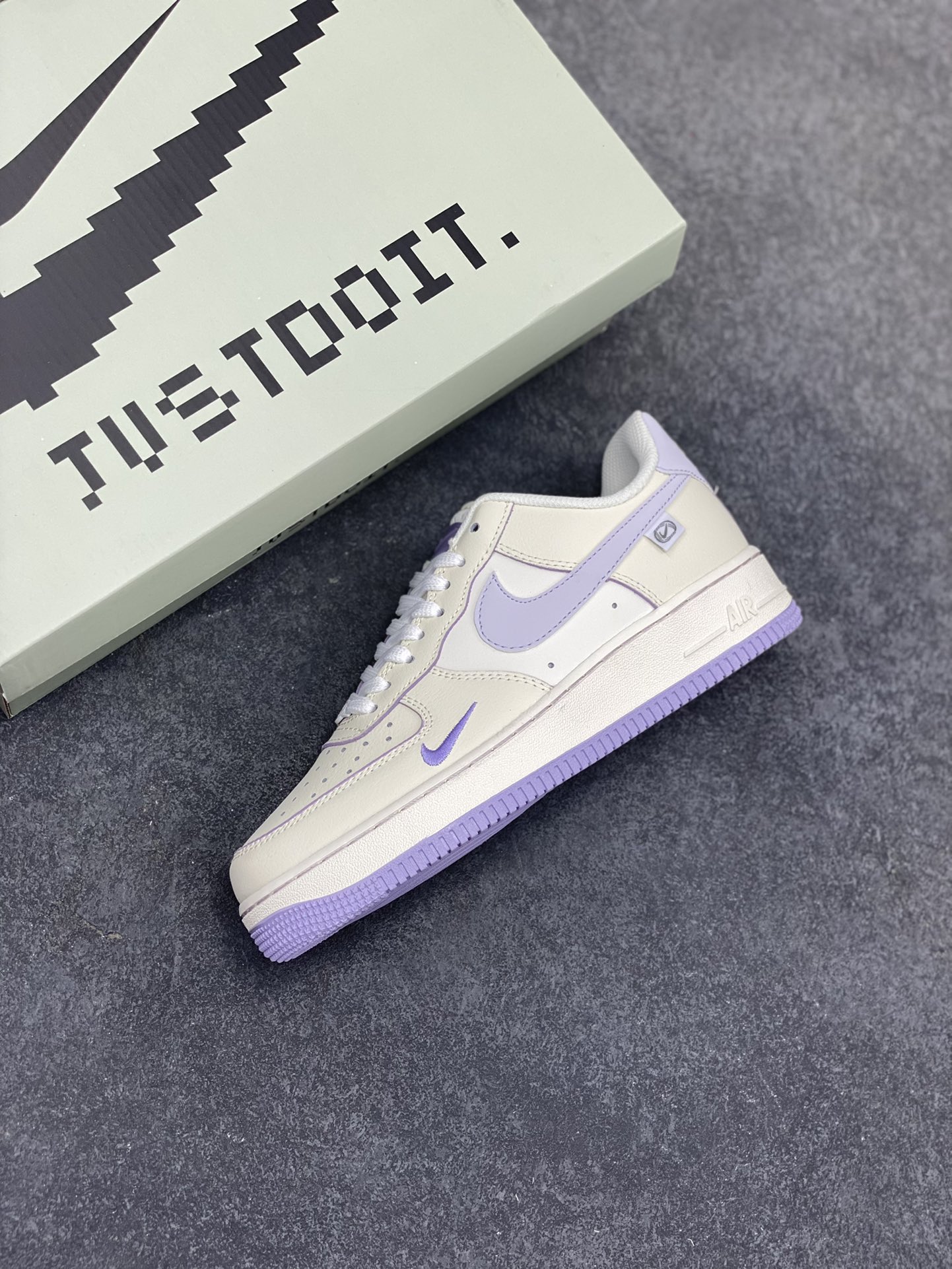 图片[7]-Nike Air Force 1 \’07 Low “Olive green” 小勾空军一号低帮休闲板鞋 “熏草紫” 采用熏草紫Swoosh小标和明线点缀为奶白配色增添点睛细节 鞋底熏草紫底质感十足 辅以 Air 经典缓震科技 支撑你的每个舞步！ 货号：FB1839-312 尺码：36 36.5 37.5 38 38.5 39 40 40.5 41 42 42.5 43 44 44.5 45-选品中心