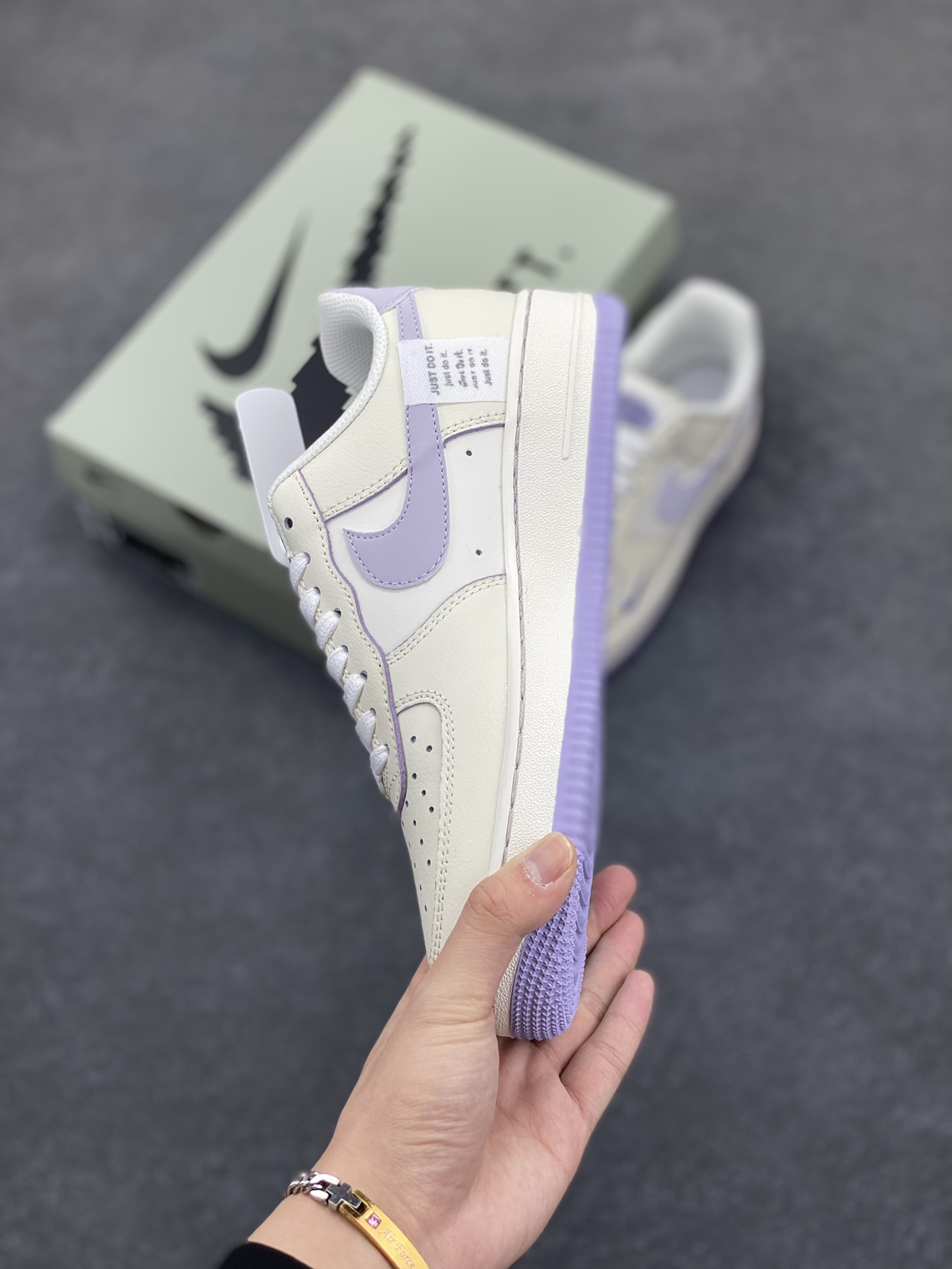 图片[3]-Nike Air Force 1 \’07 Low “Olive green” 小勾空军一号低帮休闲板鞋 “熏草紫” 采用熏草紫Swoosh小标和明线点缀为奶白配色增添点睛细节 鞋底熏草紫底质感十足 辅以 Air 经典缓震科技 支撑你的每个舞步！ 货号：FB1839-312 尺码：36 36.5 37.5 38 38.5 39 40 40.5 41 42 42.5 43 44 44.5 45-选品中心