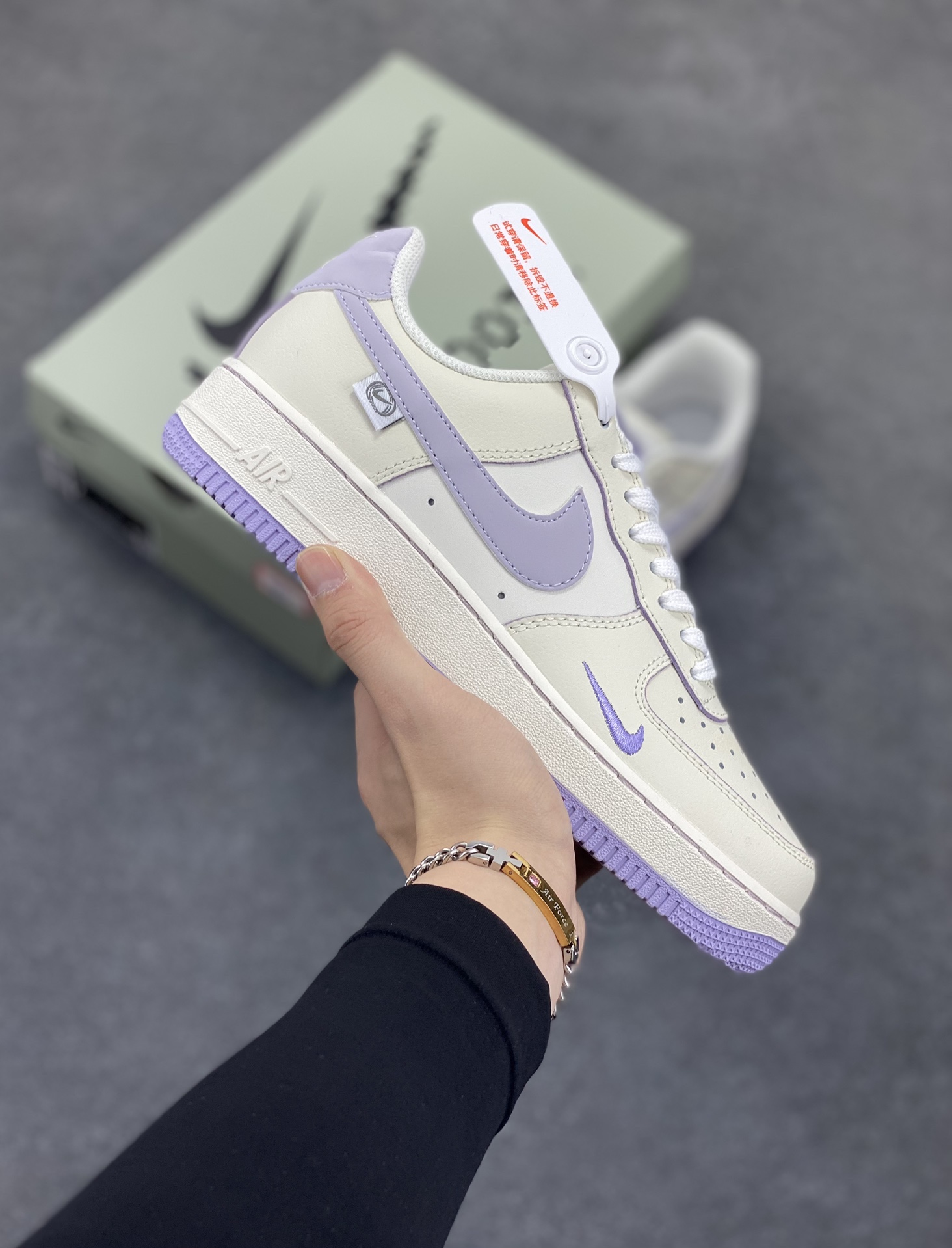 Nike Air Force 1 \’07 Low “Olive green” 小勾空军一号低帮休闲板鞋 “熏草紫” 采用熏草紫Swoosh小标和明线点缀为奶白配色增添点睛细节 鞋底熏草紫底质感十足 辅以 Air 经典缓震科技 支撑你的每个舞步！ 货号：FB1839-312 尺码：36 36.5 37.5 38 38.5 39 40 40.5 41 42 42.5 43 44 44.5 45-选品中心
