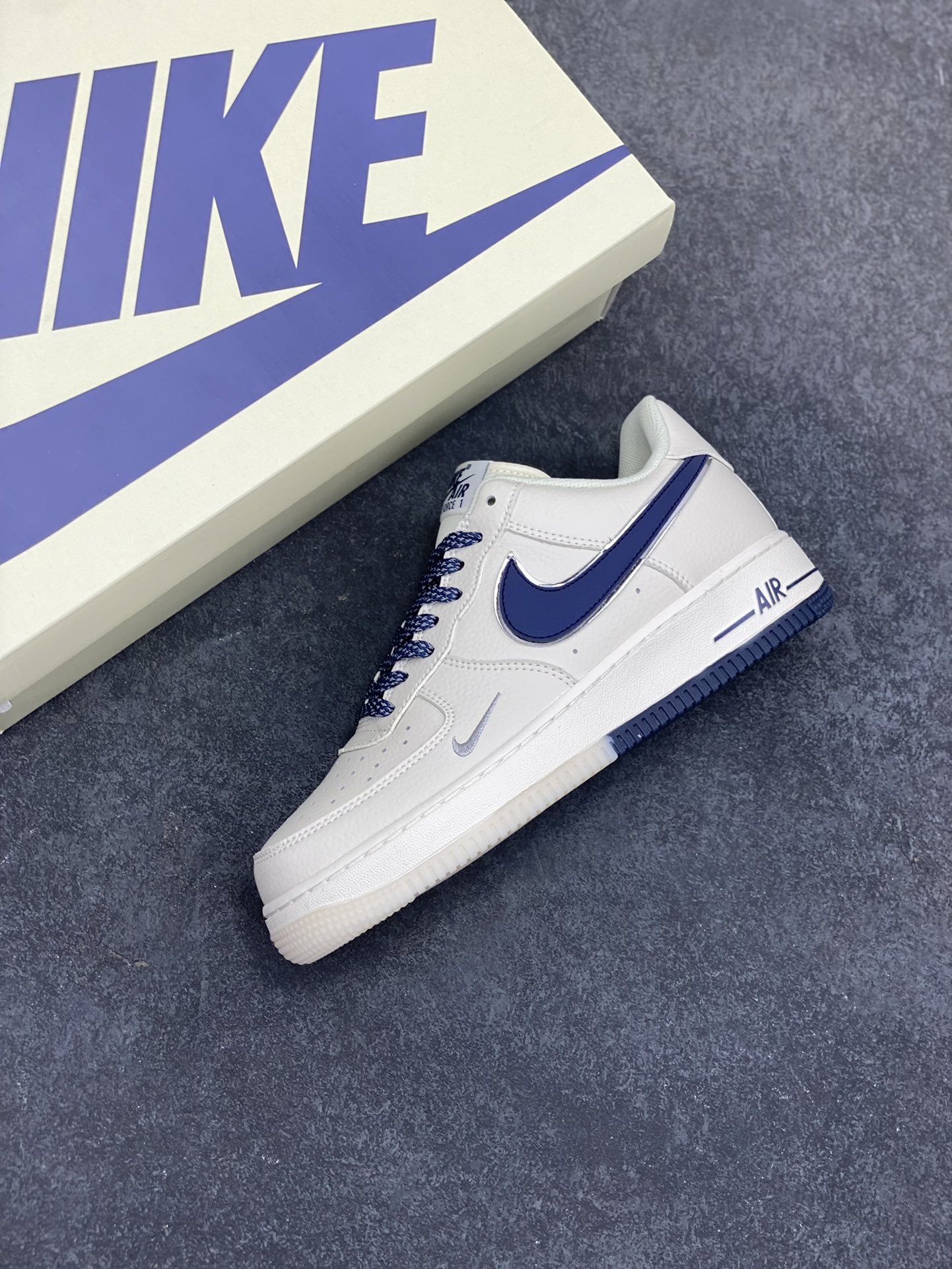 图片[7]-Nike Air Force 1 Low 米深蓝双色底 满天星空军一号低帮休闲板鞋 3M反光 水晶大底 定制鞋盒 原楦头原纸板 纯正空军版型 内置全掌气垫 货号：JJ0253-003 尺码：36 36.5 37.5 38 38.5 39 40 40.5 41 42 42.5 43 44 44.5 45-选品中心