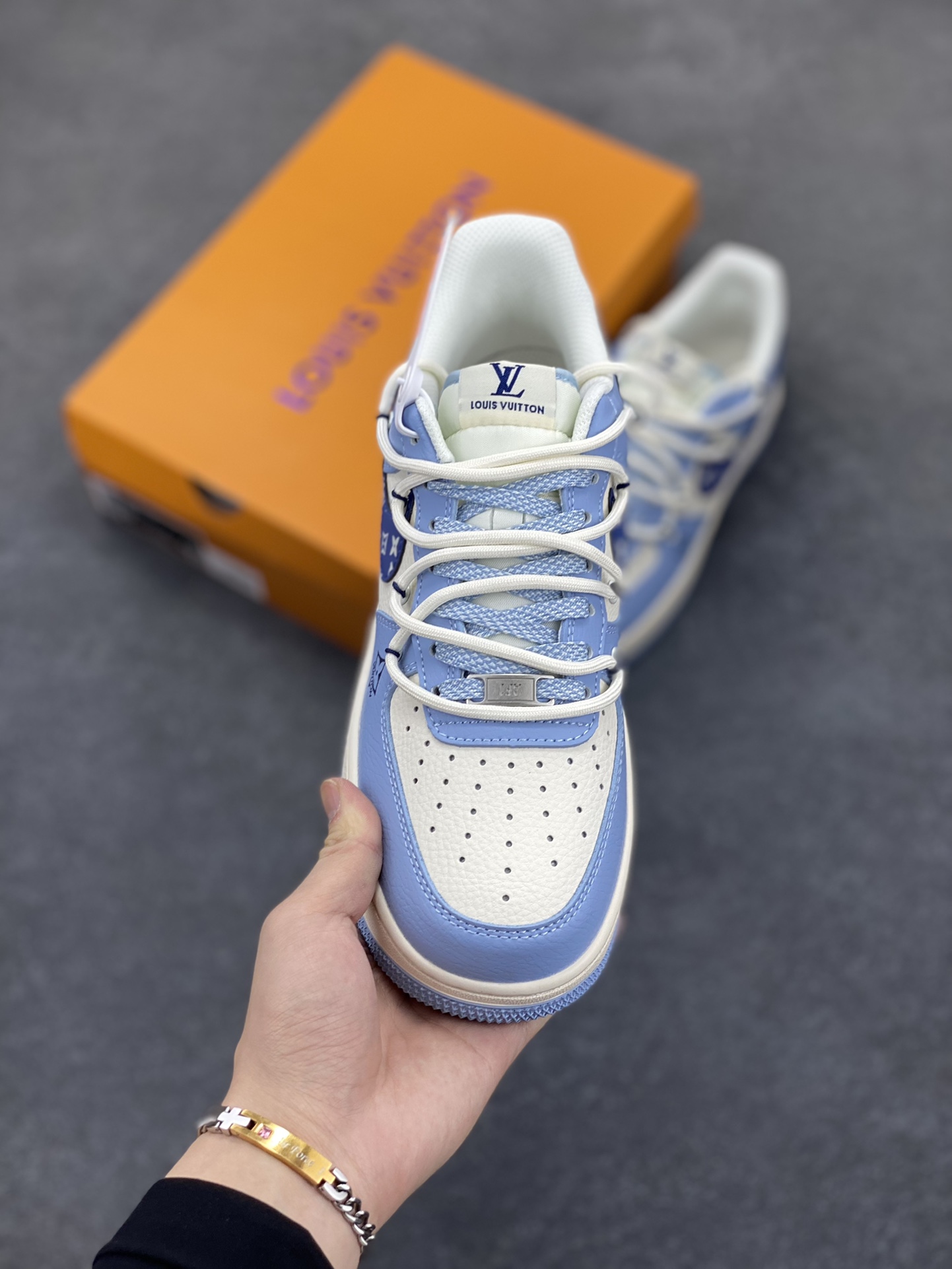 图片[2]-NIke Air Force 1 \’07 Low “LV联名——大学蓝抽绳”空军一号 低帮 运动鞋 休闲鞋 折边针车 工艺难度大 原楦头原纸板 原装鞋盒 定制五金配件 内置全掌气垫 原厂鞋底 货号：DM6868-059 尺码：36 36.5 37.5 38 38.5 39 40 40.5 41 42 42.5 43 44 44.5 45-选品中心