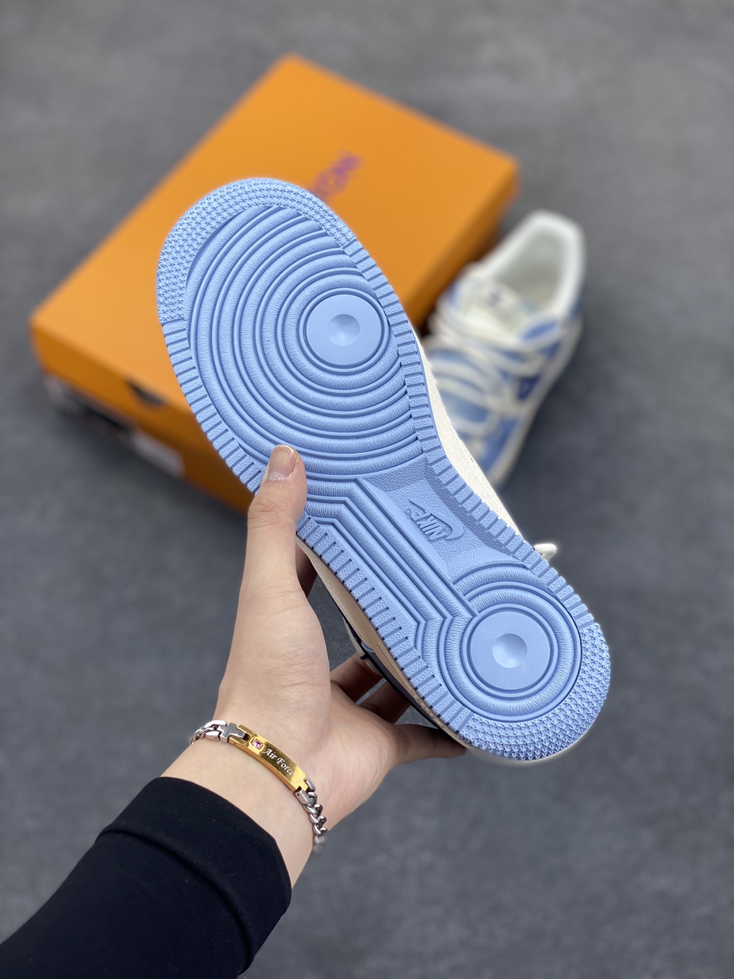 图片[5]-NIke Air Force 1 \’07 Low “LV联名——大学蓝抽绳”空军一号 低帮 运动鞋 休闲鞋 折边针车 工艺难度大 原楦头原纸板 原装鞋盒 定制五金配件 内置全掌气垫 原厂鞋底 货号：DM6868-059 尺码：36 36.5 37.5 38 38.5 39 40 40.5 41 42 42.5 43 44 44.5 45-选品中心