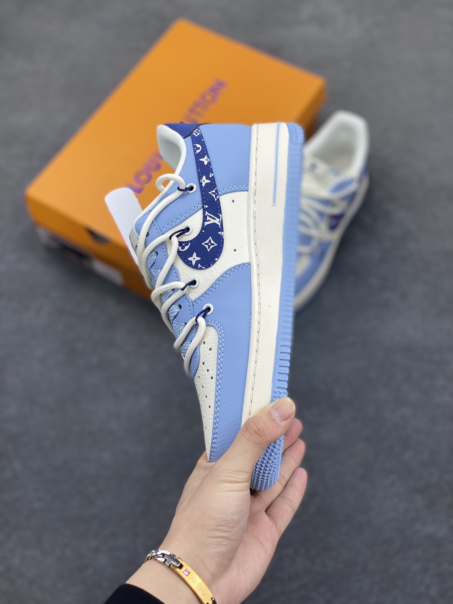 图片[3]-NIke Air Force 1 \’07 Low “LV联名——大学蓝抽绳”空军一号 低帮 运动鞋 休闲鞋 折边针车 工艺难度大 原楦头原纸板 原装鞋盒 定制五金配件 内置全掌气垫 原厂鞋底 货号：DM6868-059 尺码：36 36.5 37.5 38 38.5 39 40 40.5 41 42 42.5 43 44 44.5 45-选品中心