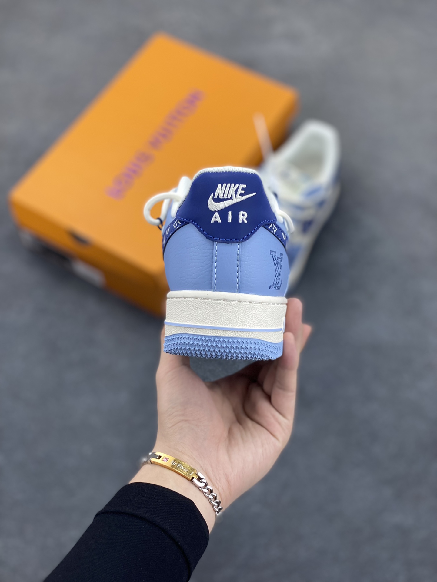 图片[4]-NIke Air Force 1 \’07 Low “LV联名——大学蓝抽绳”空军一号 低帮 运动鞋 休闲鞋 折边针车 工艺难度大 原楦头原纸板 原装鞋盒 定制五金配件 内置全掌气垫 原厂鞋底 货号：DM6868-059 尺码：36 36.5 37.5 38 38.5 39 40 40.5 41 42 42.5 43 44 44.5 45-选品中心