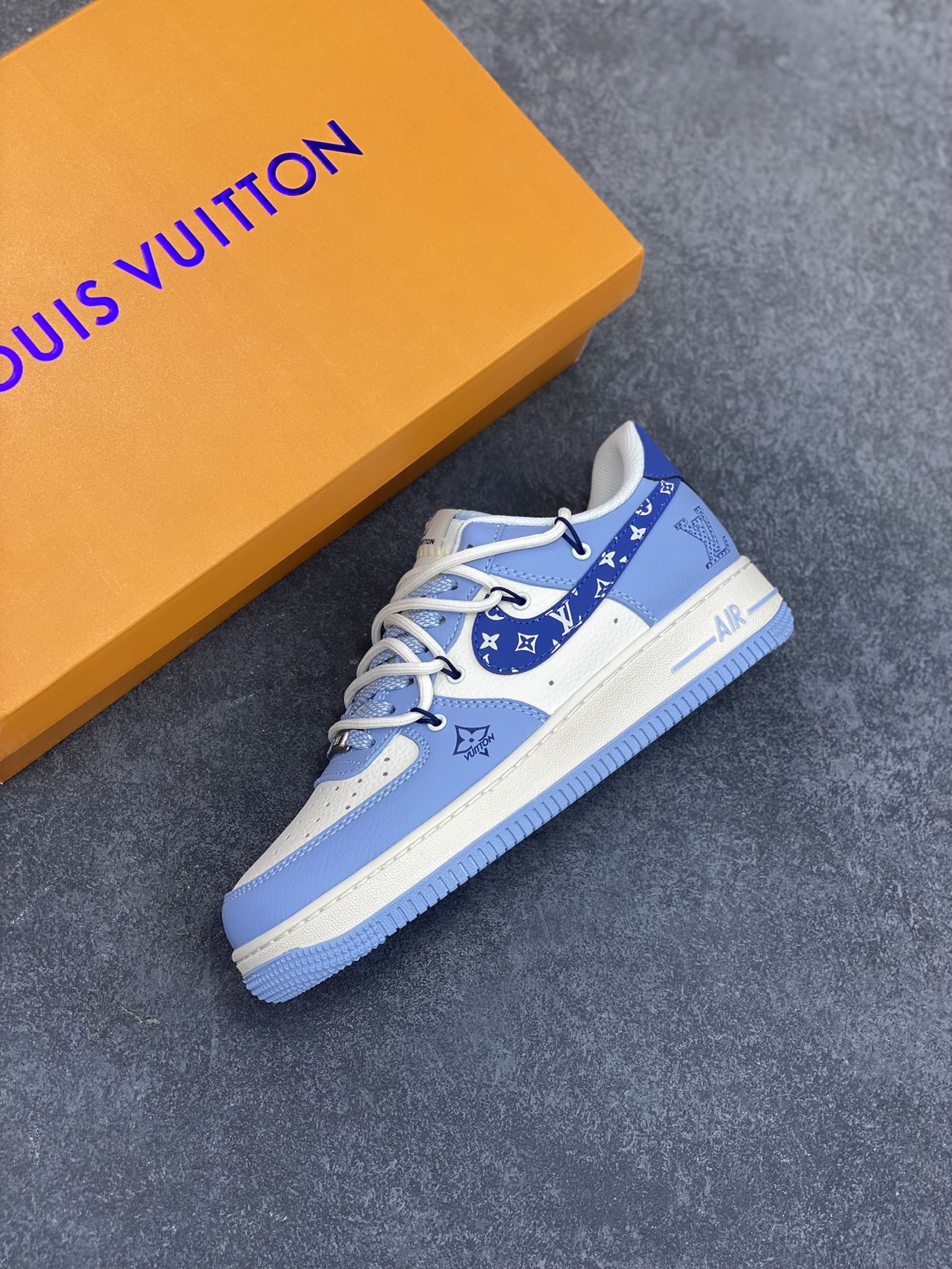 图片[7]-NIke Air Force 1 \’07 Low “LV联名——大学蓝抽绳”空军一号 低帮 运动鞋 休闲鞋 折边针车 工艺难度大 原楦头原纸板 原装鞋盒 定制五金配件 内置全掌气垫 原厂鞋底 货号：DM6868-059 尺码：36 36.5 37.5 38 38.5 39 40 40.5 41 42 42.5 43 44 44.5 45-选品中心