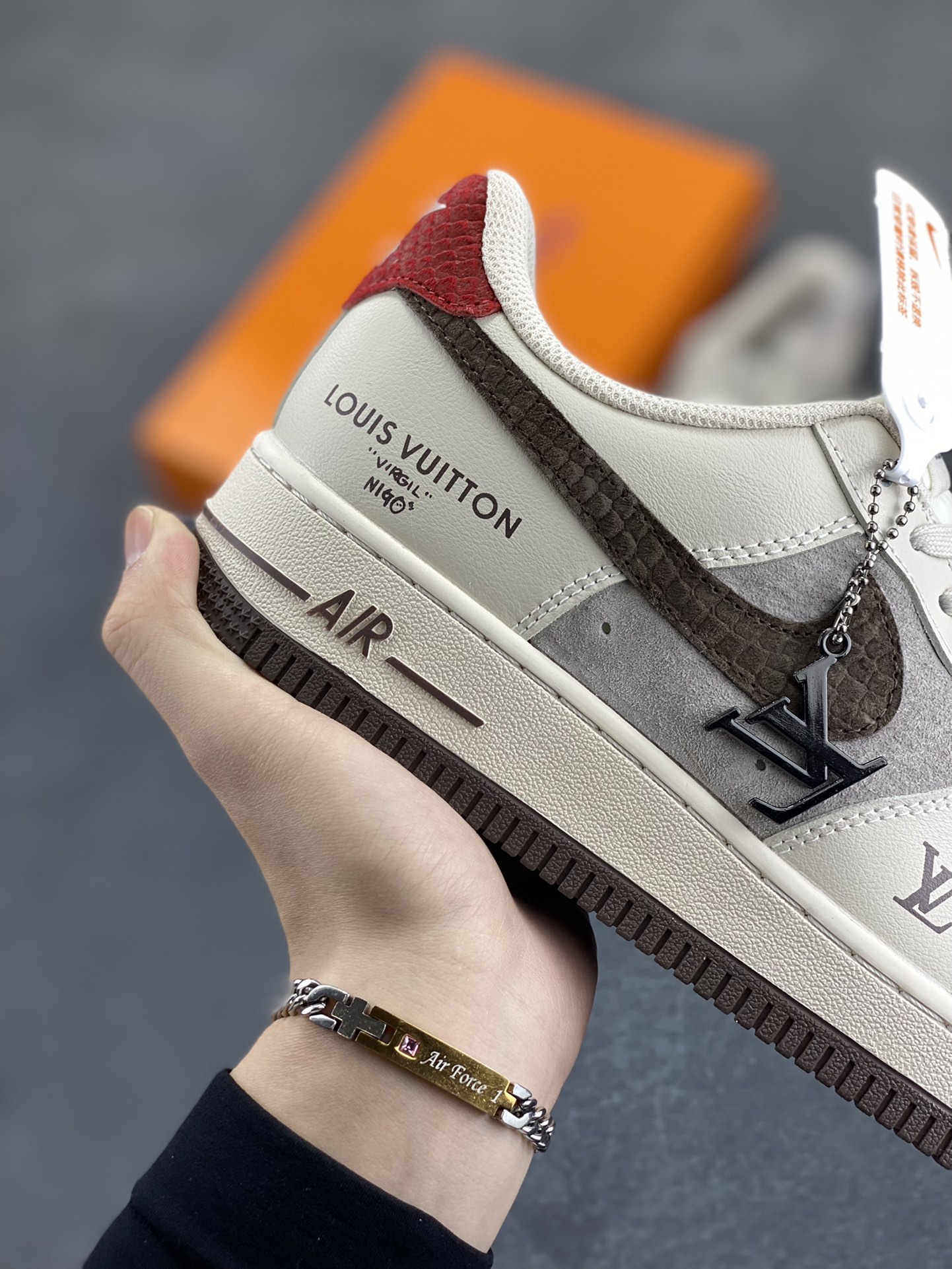 图片[6]-NIke Air Force 1 \’07 Low “LV联名——米棕红尾”空军一号 低帮 运动鞋 休闲鞋 折边针车 工艺难度大 原楦头原纸板 原装鞋盒 定制五金配件 内置全掌气垫 原厂鞋底 货号：XX3168-129 尺码：36 36.5 37.5 38 38.5 39 40 40.5 41 42 42.5 43 44 44.5 45-选品中心