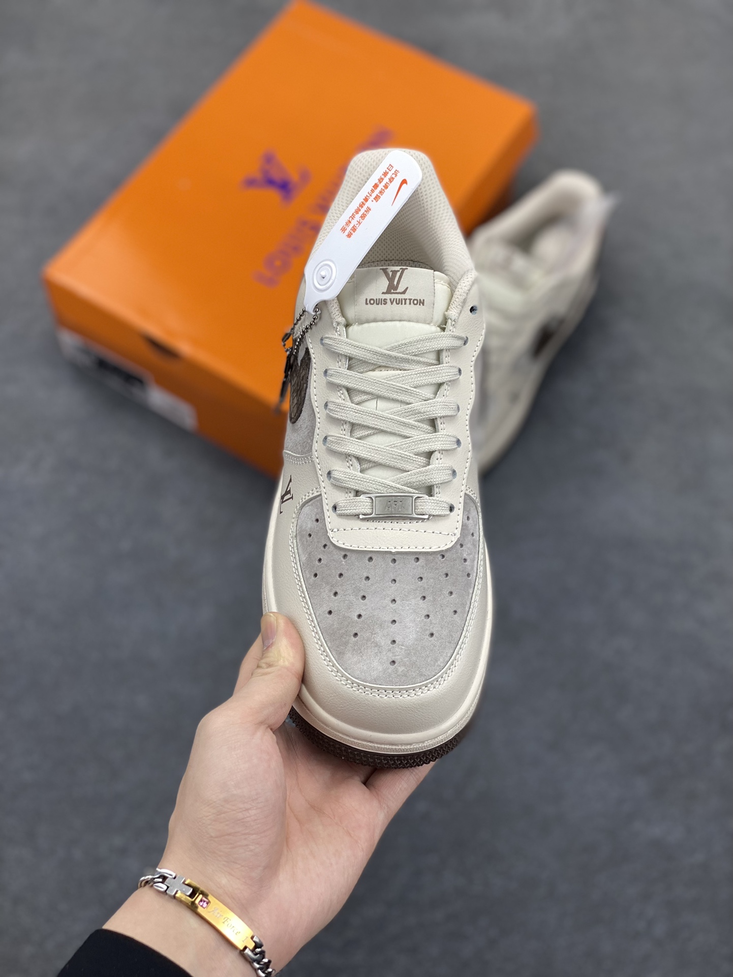 图片[2]-NIke Air Force 1 \’07 Low “LV联名——米棕红尾”空军一号 低帮 运动鞋 休闲鞋 折边针车 工艺难度大 原楦头原纸板 原装鞋盒 定制五金配件 内置全掌气垫 原厂鞋底 货号：XX3168-129 尺码：36 36.5 37.5 38 38.5 39 40 40.5 41 42 42.5 43 44 44.5 45-选品中心