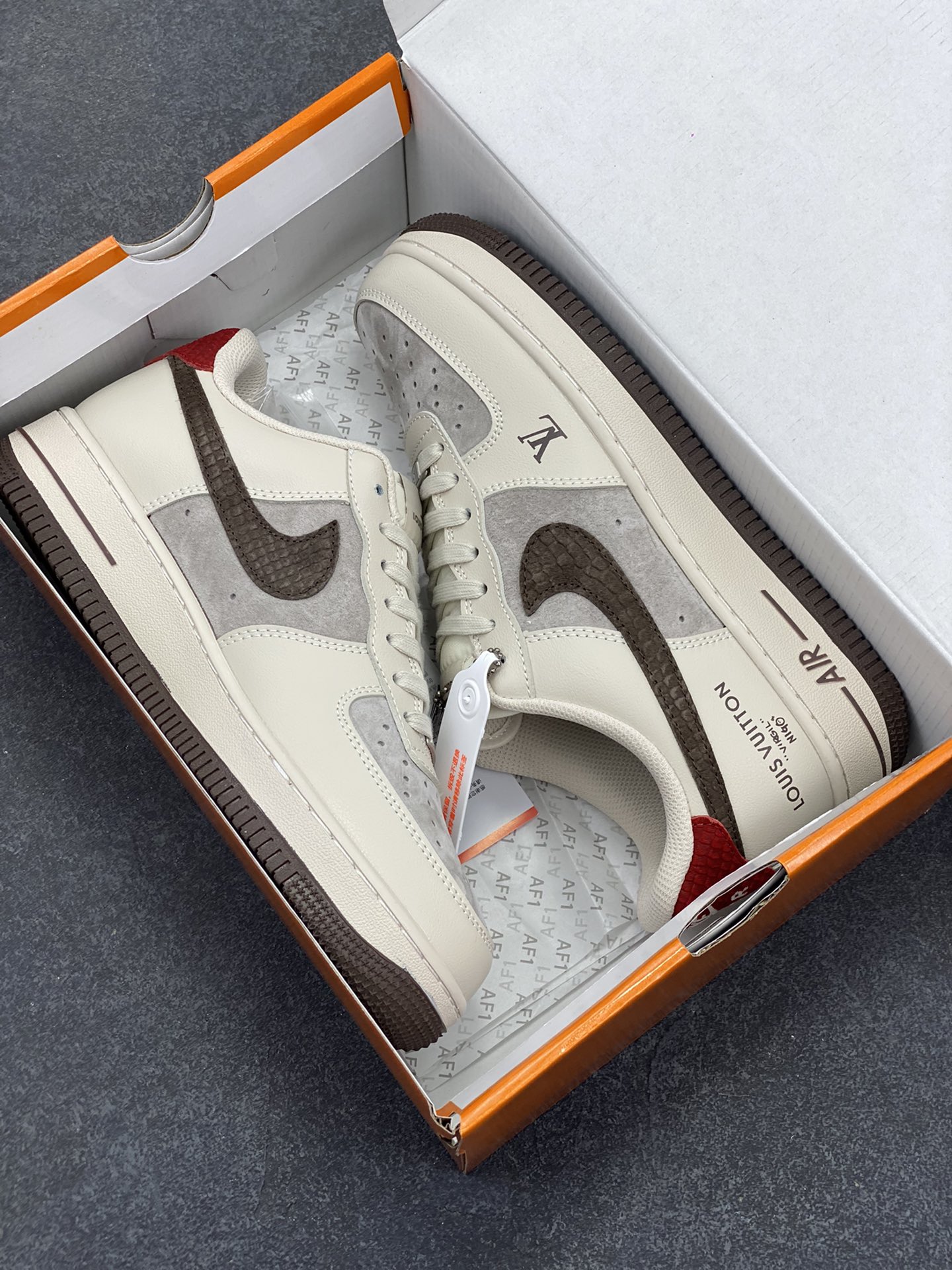 图片[9]-NIke Air Force 1 \’07 Low “LV联名——米棕红尾”空军一号 低帮 运动鞋 休闲鞋 折边针车 工艺难度大 原楦头原纸板 原装鞋盒 定制五金配件 内置全掌气垫 原厂鞋底 货号：XX3168-129 尺码：36 36.5 37.5 38 38.5 39 40 40.5 41 42 42.5 43 44 44.5 45-选品中心