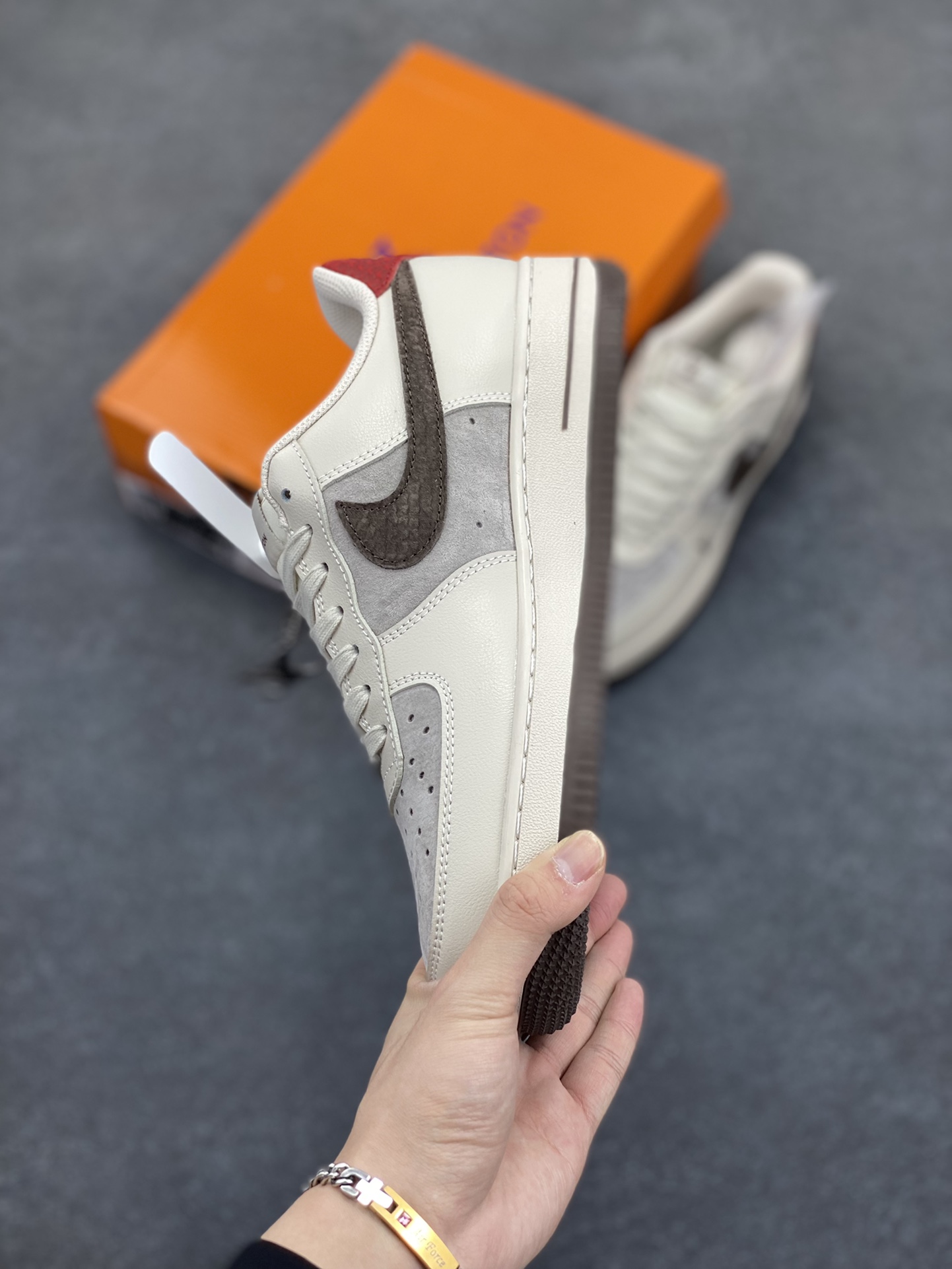 图片[3]-NIke Air Force 1 \’07 Low “LV联名——米棕红尾”空军一号 低帮 运动鞋 休闲鞋 折边针车 工艺难度大 原楦头原纸板 原装鞋盒 定制五金配件 内置全掌气垫 原厂鞋底 货号：XX3168-129 尺码：36 36.5 37.5 38 38.5 39 40 40.5 41 42 42.5 43 44 44.5 45-选品中心
