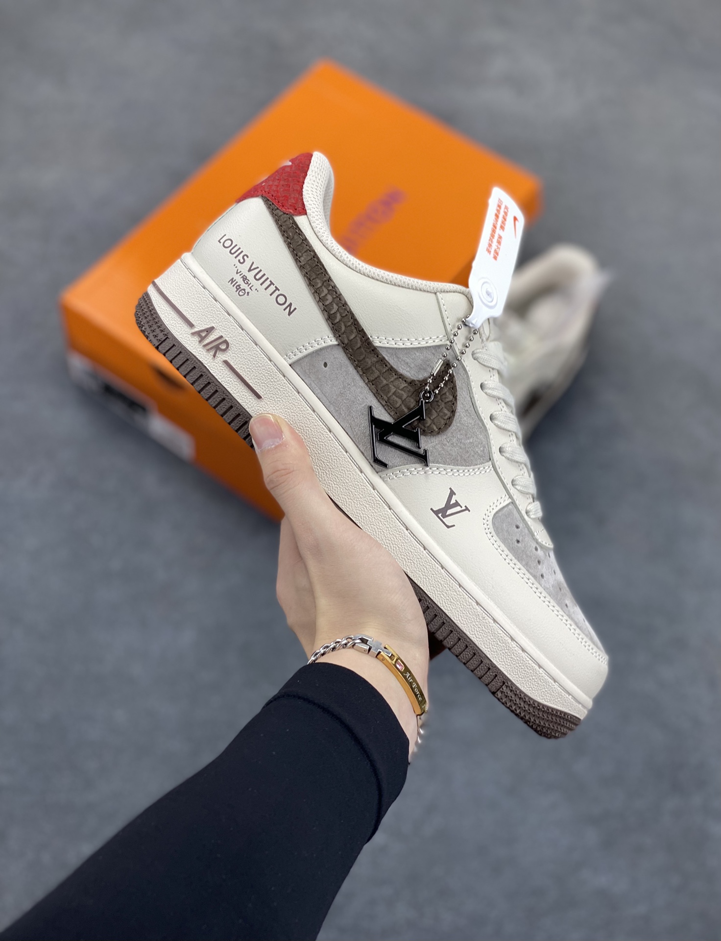 NIke Air Force 1 \’07 Low “LV联名——米棕红尾”空军一号 低帮 运动鞋 休闲鞋 折边针车 工艺难度大 原楦头原纸板 原装鞋盒 定制五金配件 内置全掌气垫 原厂鞋底 货号:XX3168-129 尺码:36 36.5 37.5 38 38.5 39 40 40.5 41 42 42.5 43 44 44.5 45-选品中心