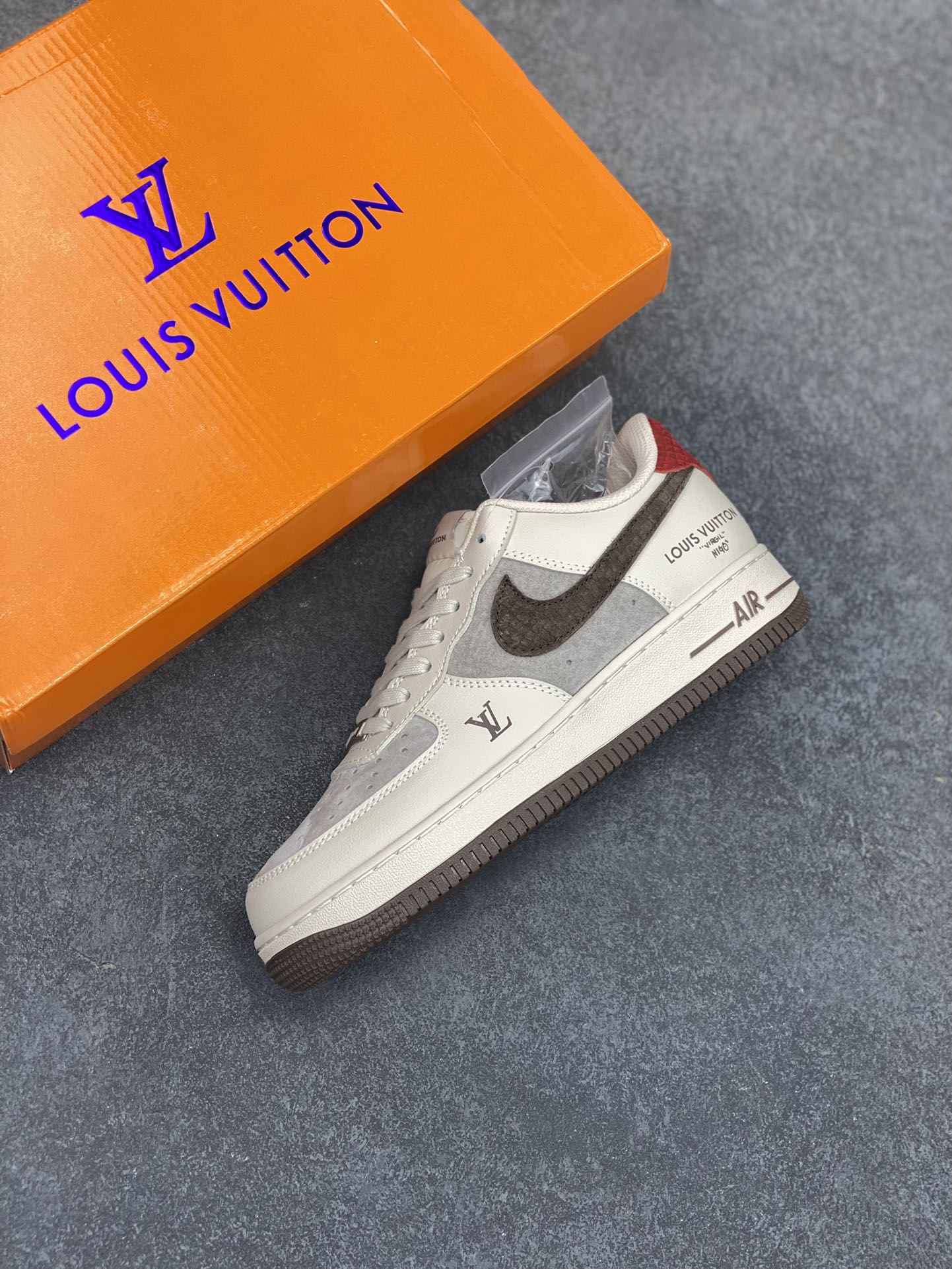 图片[7]-NIke Air Force 1 \’07 Low “LV联名——米棕红尾”空军一号 低帮 运动鞋 休闲鞋 折边针车 工艺难度大 原楦头原纸板 原装鞋盒 定制五金配件 内置全掌气垫 原厂鞋底 货号：XX3168-129 尺码：36 36.5 37.5 38 38.5 39 40 40.5 41 42 42.5 43 44 44.5 45-选品中心