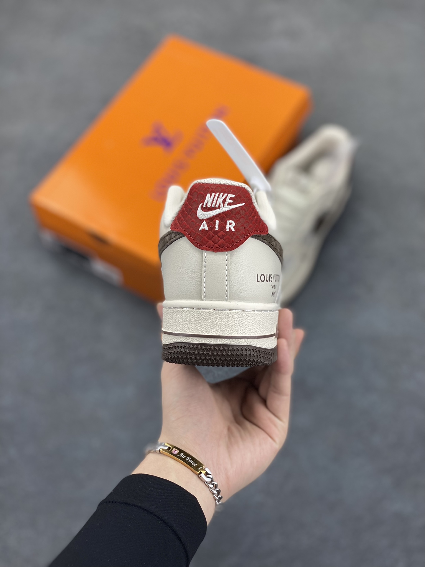 图片[4]-NIke Air Force 1 \’07 Low “LV联名——米棕红尾”空军一号 低帮 运动鞋 休闲鞋 折边针车 工艺难度大 原楦头原纸板 原装鞋盒 定制五金配件 内置全掌气垫 原厂鞋底 货号：XX3168-129 尺码：36 36.5 37.5 38 38.5 39 40 40.5 41 42 42.5 43 44 44.5 45-选品中心