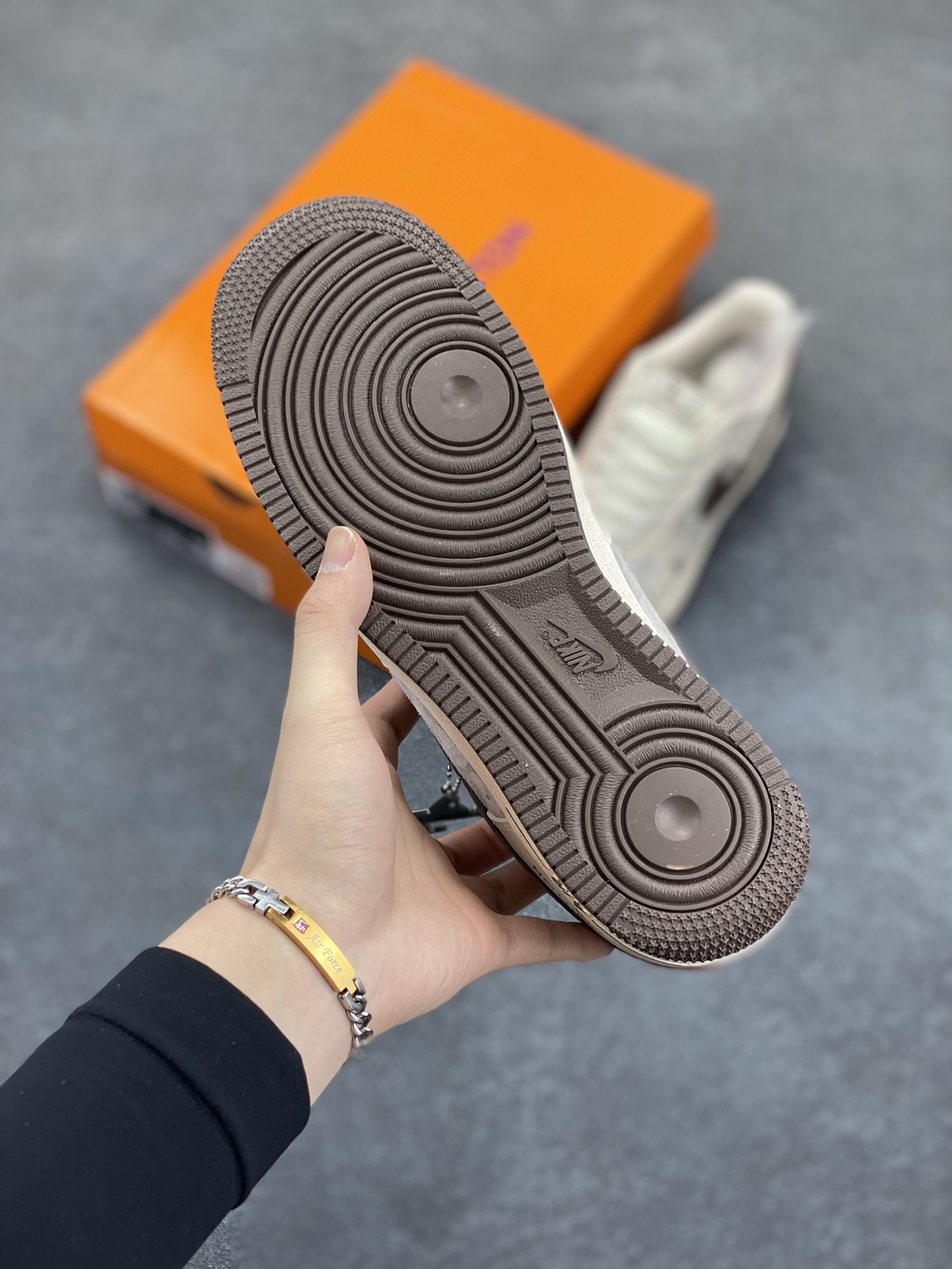 图片[5]-NIke Air Force 1 \’07 Low “LV联名——米棕红尾”空军一号 低帮 运动鞋 休闲鞋 折边针车 工艺难度大 原楦头原纸板 原装鞋盒 定制五金配件 内置全掌气垫 原厂鞋底 货号：XX3168-129 尺码：36 36.5 37.5 38 38.5 39 40 40.5 41 42 42.5 43 44 44.5 45-选品中心