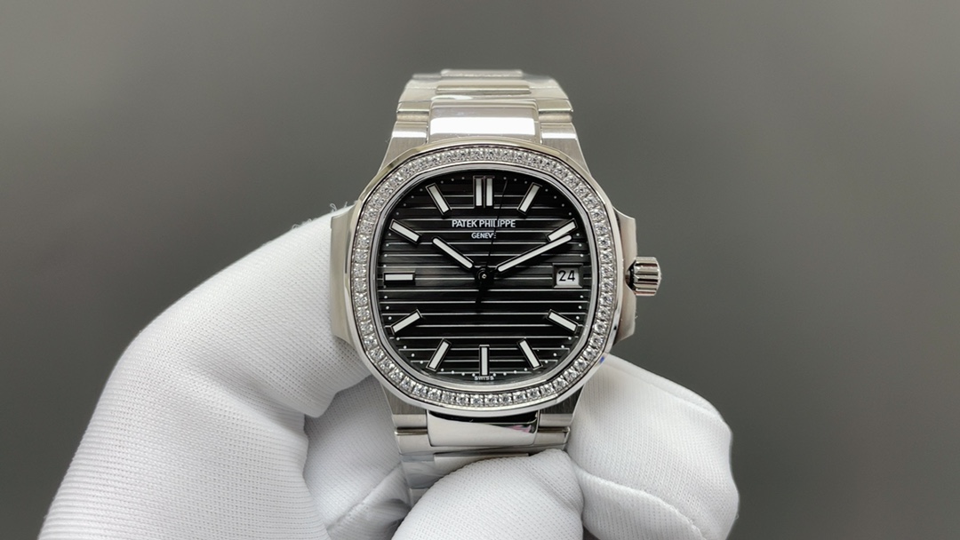 2025年度🌐GR新款女表v2版本强烈推荐PP5711女款鹦鹉螺。欢迎对比细节：
1⃣️搭配独家定制版9015机改Cal.324sc一体自动机芯，调时不停秒，调时不停秒，调时不停秒，特惠🉐动能储存45小时，振频28800每小时。
2⃣️316L定制级人体工程学表带！
3⃣️腕表尺寸35.2MM，厚度8.6mm
4⃣️镶嵌56颗施华洛世奇水晶钻与正品钻石数量一致 。
5⃣️表镜双面防眩目蓝宝石水晶玻璃。
6⃣️字面色泽均与正品一致。
“没人能拥有百达.翡丽，只不过为下一代保管而已。”
优雅大气 完美演绎职场女性的时尚品味，在优雅之余又不失强悍霸气。
 Factory2025匠心力作 欢迎您的品鉴🌐