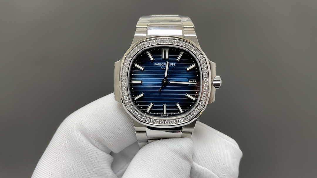 2025年度🌐GR新款女表v2版本强烈推荐PP5711女款鹦鹉螺。欢迎对比细节：
1⃣️搭配独家定制版9015机改Cal.324sc一体自动机芯，调时不停秒，调时不停秒，调时不停秒，特惠🉐动能储存45小时，振频28800每小时。
2⃣️316L定制级人体工程学表带！
3⃣️腕表尺寸35.2MM，厚度8.6mm
4⃣️镶嵌56颗施华洛世奇水晶钻与正品钻石数量一致 。
5⃣️表镜双面防眩目蓝宝石水晶玻璃。
6⃣️字面色泽均与正品一致。
“没人能拥有百达.翡丽，只不过为下一代保管而已。”
优雅大气 完美演绎职场女性的时尚品味，在优雅之余又不失强悍霸气。
 Factory2025匠心力作 欢迎您的品鉴🌐