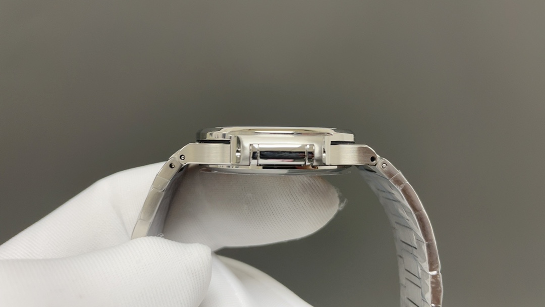 Patek Philippe “没人能拥有百达.翡丽，只不过为下一代保管而已。”