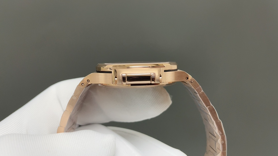 Patek Philippe “没人能拥有百达.翡丽，只不过为下一代保管而已。”