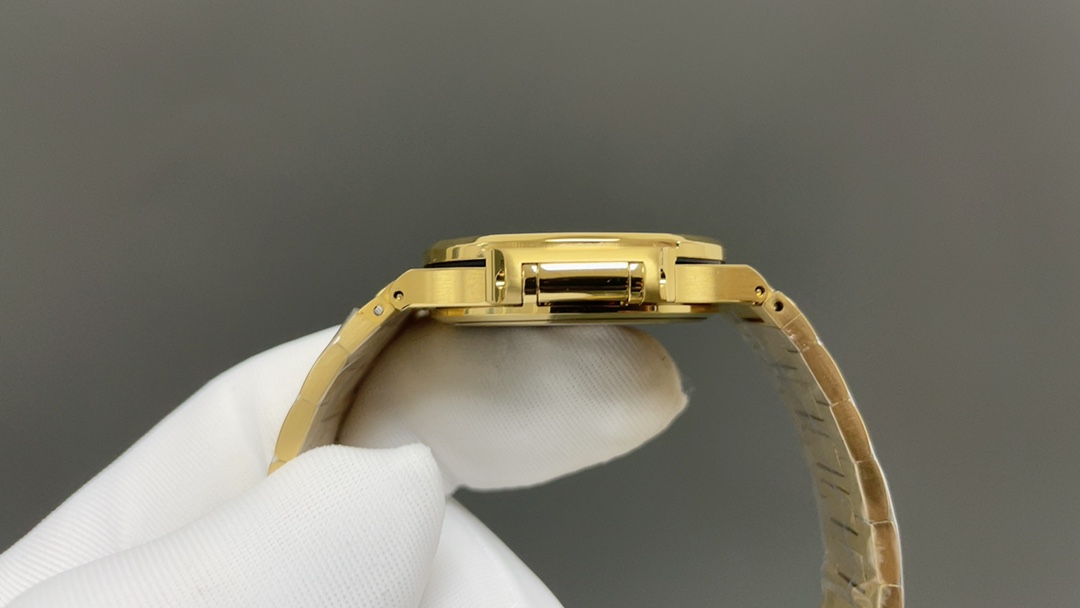 Patek Philippe “没人能拥有百达.翡丽，只不过为下一代保管而已。”
