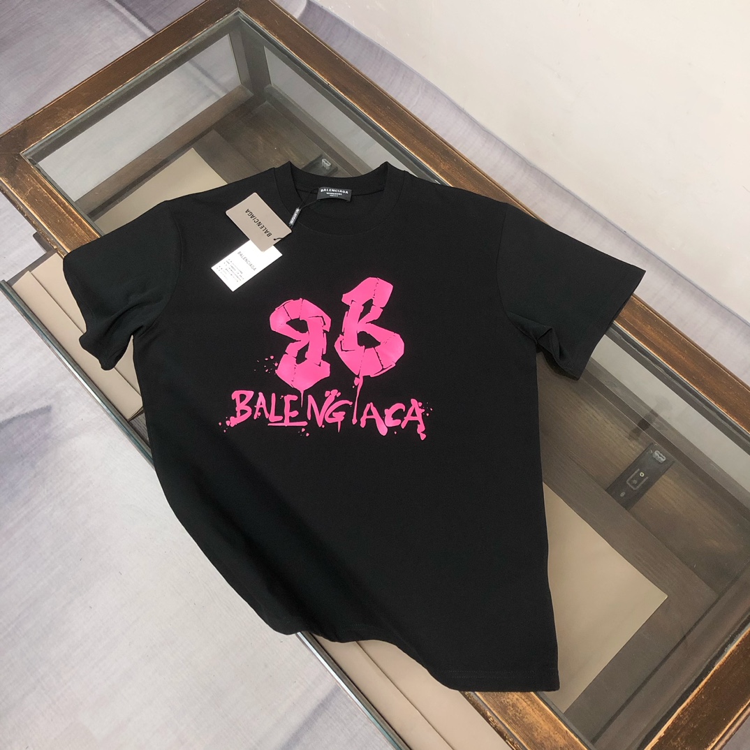 P75 BALENCIAGA 巴黎世家 26SS夏季新款圆领短袖T恤！270克重磅高端纯棉面料，手感质感都极完美！修身裁剪设计干净利落！时尚又好看！走线做工非常精致！版型效果超赞！而且透气性能超强！任何年龄阶段都可轻松驾驭，男士衣橱里必备…