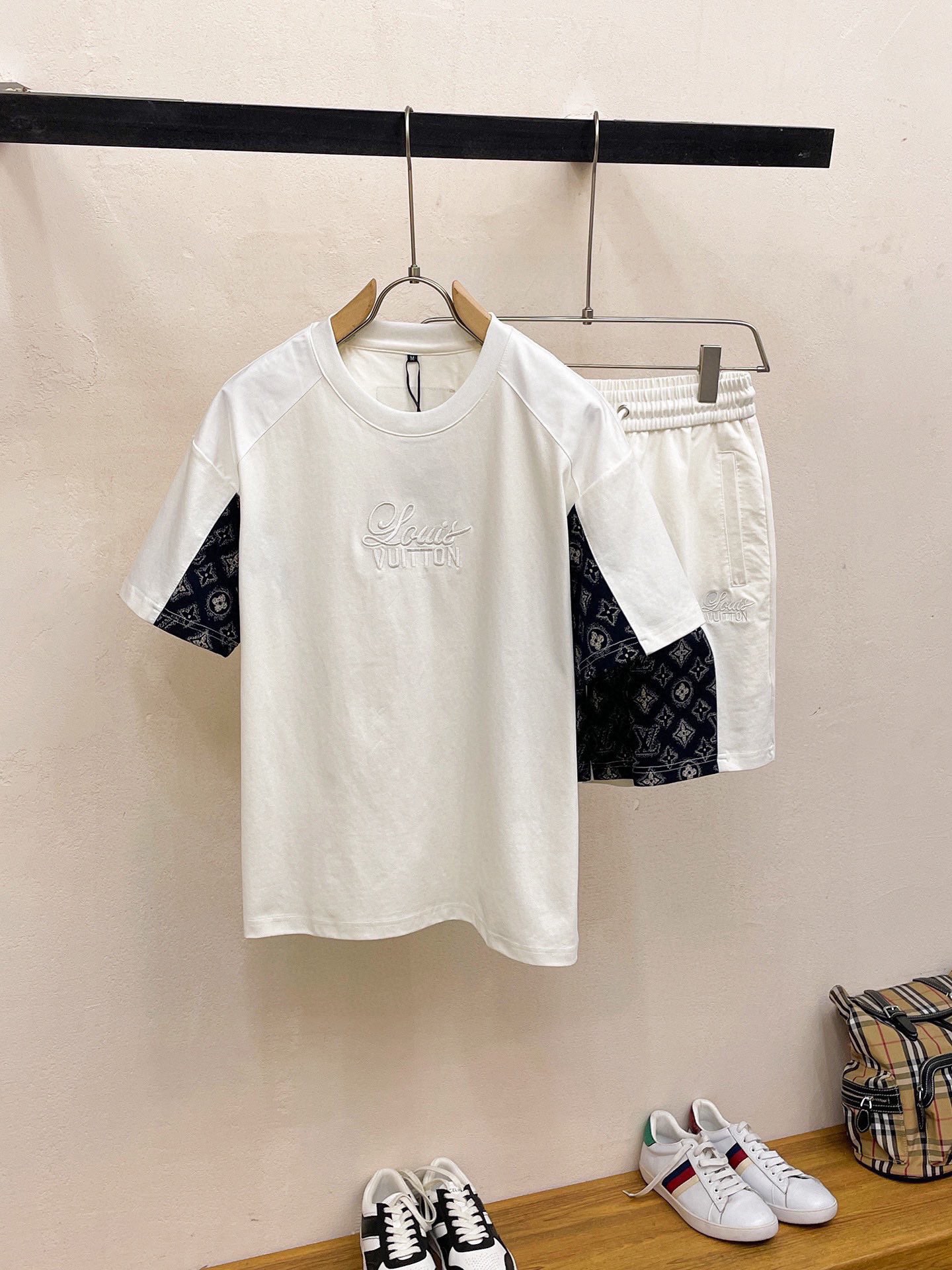 NO:142429,Directly approved Brand [LV Louis Vuitton] 2025 round neck short sleeve shorts suit. Pure cotton fabric is not stuffy on the upper body, smooth and comfortable skin-friendly effect is more breathable, the fabric has a texture feeling, classic logo craftsmanship, unique angle new interpretation, fashionable and versatile first choice!  Number of codes: M-3XL (maximum wear 190 catties), louis vuitton,louis vuitton, shorts,T-shirt,alexander wang19860909直批 品牌【LV路易威登】2025圆领短袖短裤套装 纯棉面料上身不会闷热,爽滑舒适的亲肤效果更加透气,面料自带肌理感 经典徽标工艺 独有的角度全新演绎 时尚百搭首选！码数:M-3XL(最大穿190斤),,louis vuitton,louis vuitton,shorts,T-shirt,alexander wang,Men's clothing