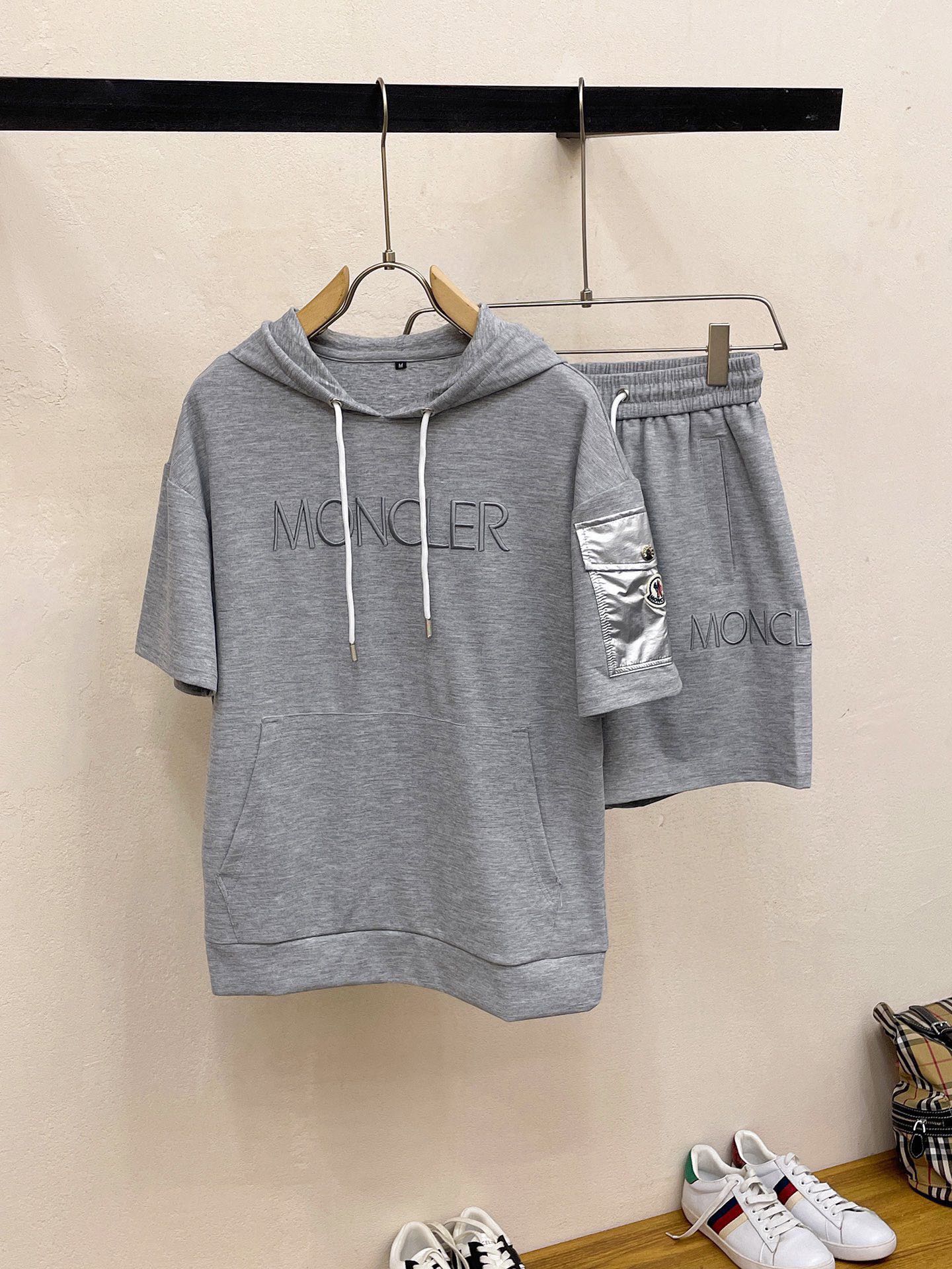 NO:142426,Directly-paired Brand [MONCLER hood] 2025 round neck short sleeve shorts suit. Pure cotton fabric is not stuffy on the upper body, smooth and comfortable skin-friendly effect is more breathable, the fabric has a texture feel, classic logo craftsmanship, unique angle new interpretation, fashionable and versatile first choice!  Number of codes: M-3XL (maximum wear 190 catties), christian louboutin, Moncler, shorts, T-shirt, alexander wang19860909直批 品牌【MONCLER蒙口】2025圆领短袖短裤套装 纯棉面料上身不会闷热,爽滑舒适的亲肤效果更加透气,面料自带肌理感 经典徽标工艺 独有的角度全新演绎 时尚百搭首选！码数:M-3XL(最大穿190斤),,christian louboutin,Moncler,shorts,T-shirt,alexander wang,Men's clothing