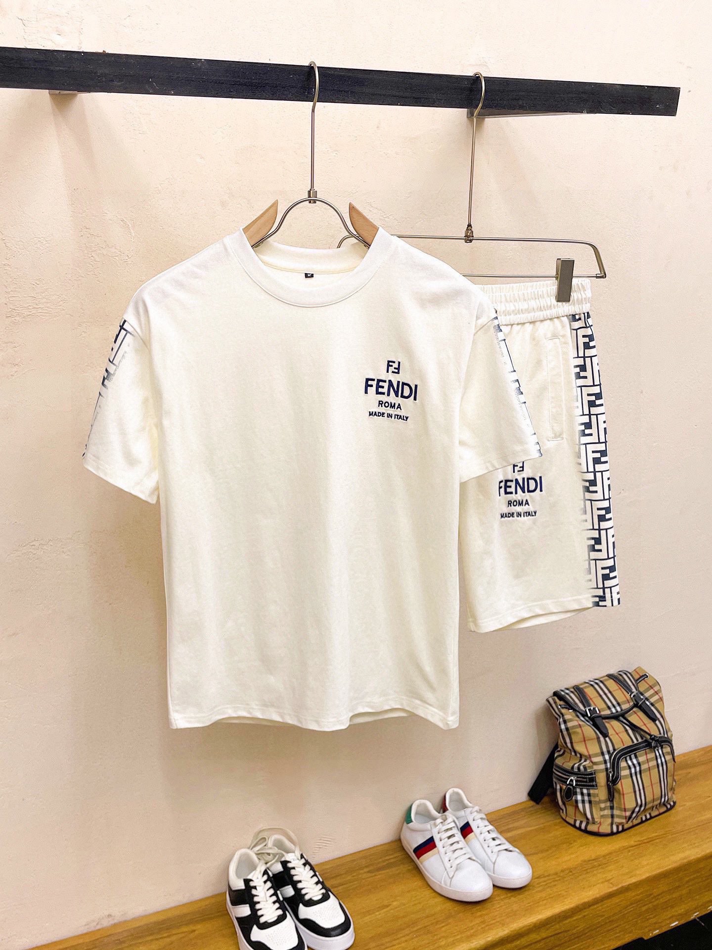 NO:142423,Directly-ppointed Brand [FENDI] 2025 round neck short sleeve shorts suit. Pure cotton fabric is not stuffy on the upper body, smooth and comfortable skin-friendly effect is more breathable, the fabric has a texture feel, classic logo craftsmanship, unique angle new interpretation, fashionable and versatile first choice!  Number of codes: M-3XL (maximum wear 190 catties), fendi, fendi, shorts, T-shirt, alexander wang19860909直批 品牌【FENDI芬迪】2025圆领短袖短裤套装 纯棉面料上身不会闷热,爽滑舒适的亲肤效果更加透气,面料自带肌理感 经典徽标工艺 独有的角度全新演绎 时尚百搭首选！码数:M-3XL(最大穿190斤),,fendi,fendi,shorts,T-shirt,alexander wang,Men's clothing