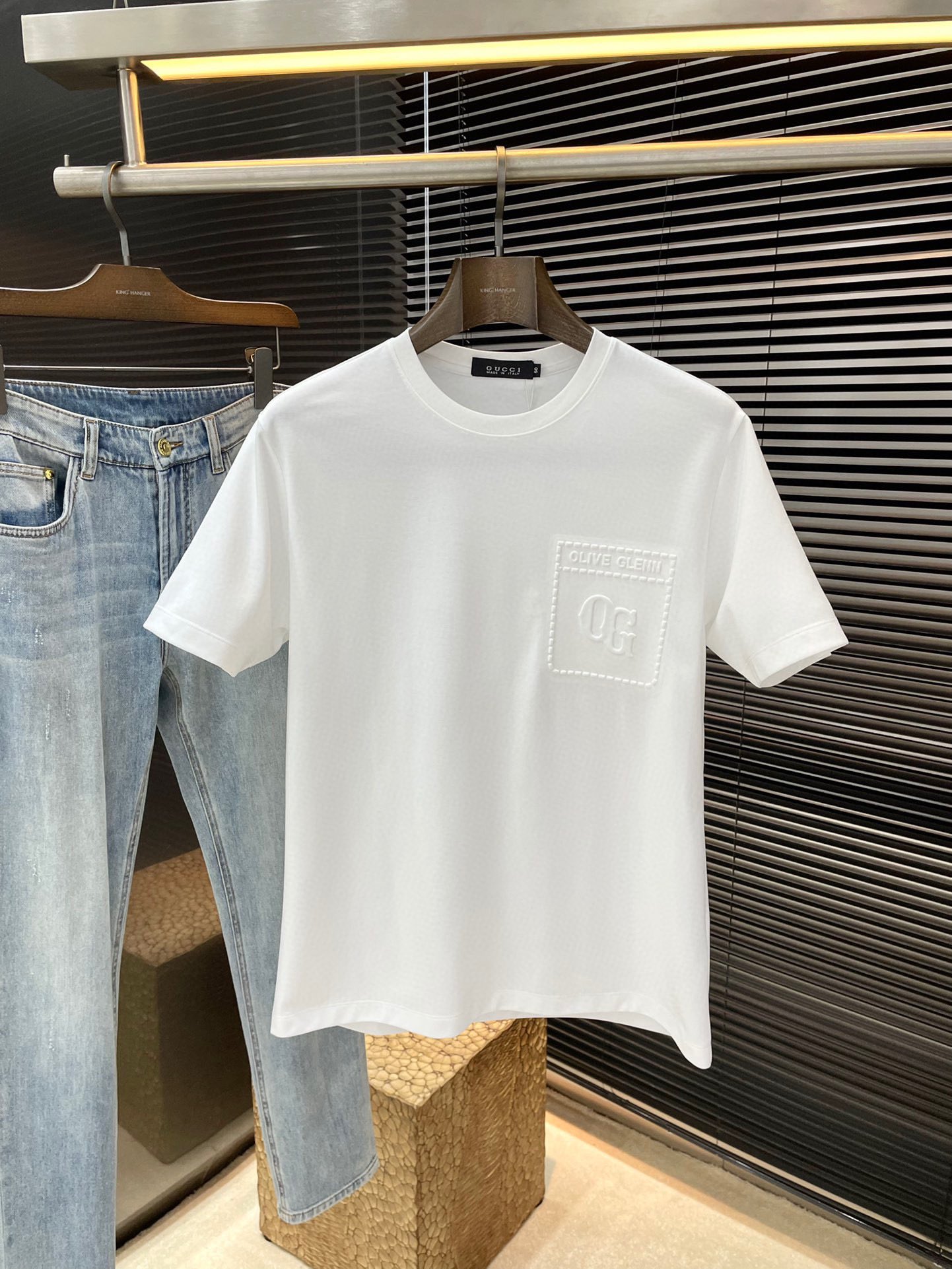 NO:138159,Gucci series VIP high-end customization 2025 spring and summer new short-sleeved style versatile styles anyone can easily control. Fully customized digital printing process, high-quality cotton fabric. The fabric feels soft and the upper body is comfortable and soft. The simple style is very classy, ​​simple and unique, and the style is very exquisite, showing the aura, and it will highlight the exquisiteness of business men!  Size M-3XL shipped the next day, gucci,gucci,t-shirt,alexander wang19860909Gucci（古驰）系列 VIP高级定制 2025春夏季新款短袖 百搭款式 任何人都可以轻松驾驭 面料全订制数码印花工艺 高定一等品棉面料 面料手感柔软,上身舒适柔软 简约的款式非常显档次,简约个性时尚,版型剪裁非常精致,显气场,又会凸显商务男士的精致！尺码M-3XL 隔天出货,,gucci,gucci,T-shirt,alexander wang,Men's clothing