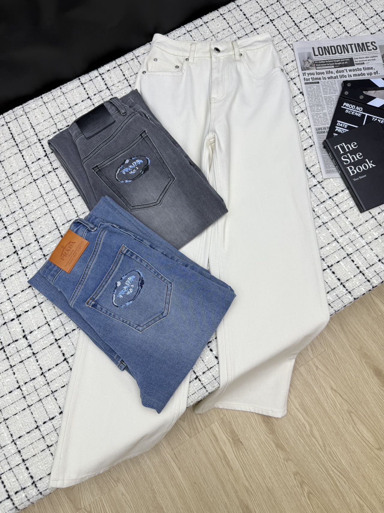 NO:331468,Prad*25 summer blue embroidery logo is so eye-catching. Back pocket embroidered straight jeans are very versatile. They are particularly hiding and stretching the proportion of legs. They are definitely taller. Everyday T-shirts or shirts are OK. Three colors. 26-27-28-29-30,,prada,jeans,shirts,tees,t-shirt,alexander wang19860909Prad*25夏季 蓝色的刺绣logo 太吸睛啦 后口袋刺绣直筒牛仔裤 特别百搭 藏肉感特别强又能拉长双腿比例感 妥妥的显高 日常搭配T恤或者衬衫都OK 三色.26-27-28-29-30,,prada,jeans,shirts,tees，t-shirt,alexander wang,Women's clothing