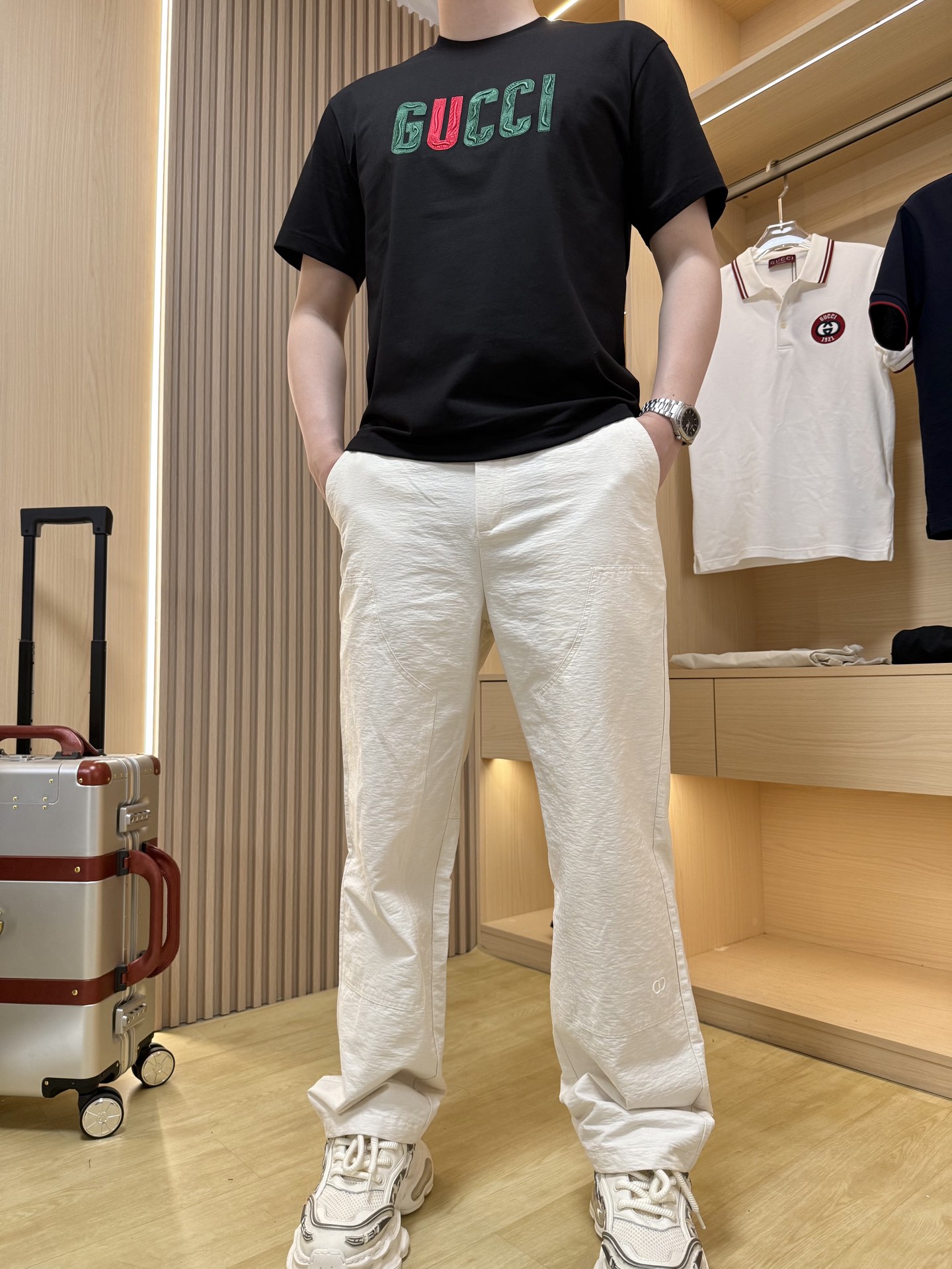 NO:137851,Guqi-2025 counter latest hot T-shirt shipment, hot-selling items in European and American counters!  Selected high-density fine cotton fabrics imported from Italy with the latest design, the unique brand logo on the chest highlights the fashion, and the upper body effect can be seen. Number 48-56 (with Hong Kong Lane Crawford gift box packaging), tees, t-shirt, alexander wang19860909古琦-2025专柜最新爆款t恤出货 欧美专柜热销单品！精选意大利进口高密精棉面料搭配最新的设计,胸口独特品牌logo彰显时尚 上身效果看得见.码数48-56（配香港连卡佛礼盒包装）,,tees，t-shirt,alexander wang,Men's clothing