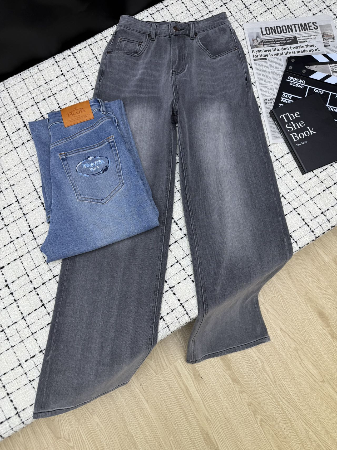 NO:331458,Prad*25 summer blue embroidery logo is so eye-catching. Back pocket embroidered straight jeans are very versatile. They are particularly hiding and stretching the proportion of legs. They are definitely taller. Everyday T-shirts or shirts are OK. Three colors. 26-27-28-29-30,,prada,jeans,shirts,tees,t-shirt,alexander wang19860909Prad*25夏季 蓝色的刺绣logo 太吸睛啦 后口袋刺绣直筒牛仔裤 特别百搭 藏肉感特别强又能拉长双腿比例感 妥妥的显高 日常搭配T恤或者衬衫都OK 三色.26-27-28-29-30,,prada,jeans,shirts,tees，t-shirt,alexander wang,Women's clothing