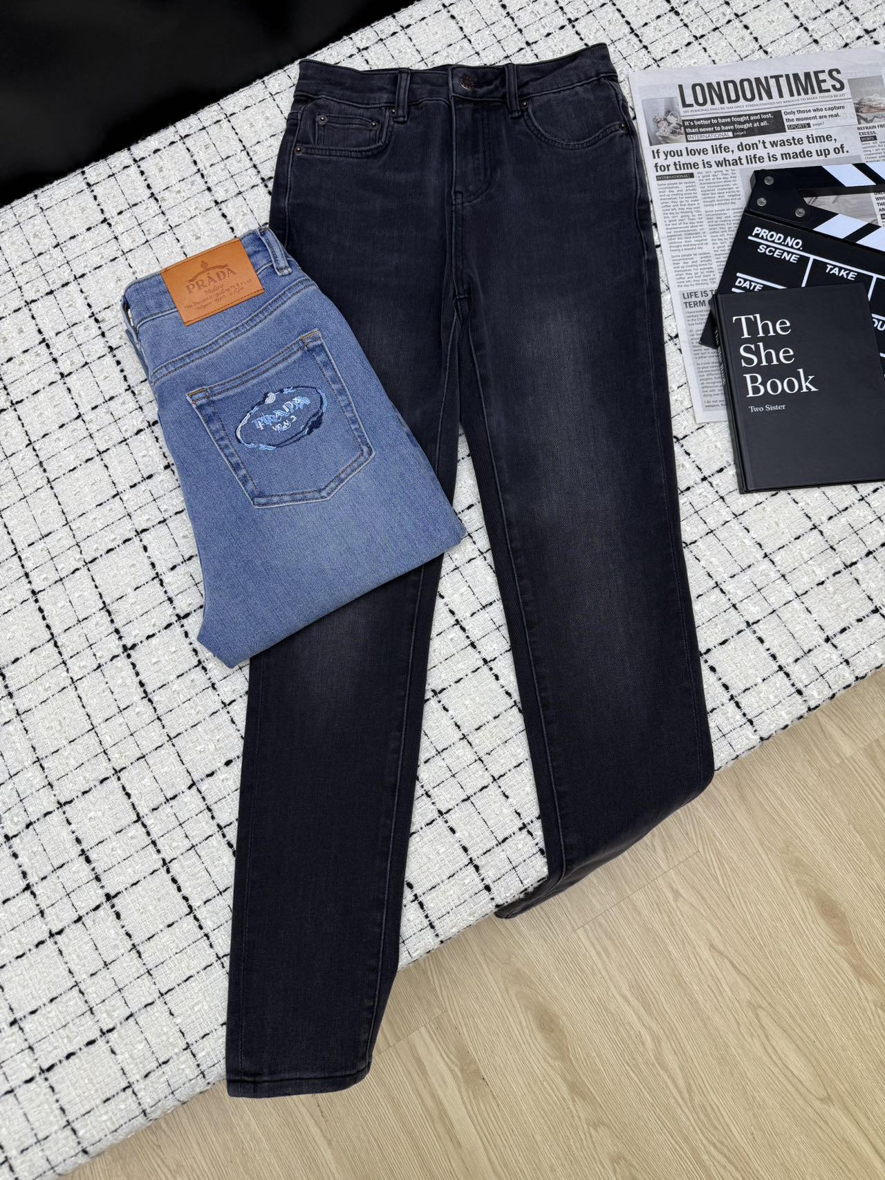 NO:331447,Prad*25 summer, blue embroidered logo pants in the back pocket, blue wash water is very beautiful, black and gray, classic and versatile, all seasons match, refreshing and fashionable, tall and slimming pants, the upper body is really long, not a pants that are tightly tied, the upper body is comfortable and unrestrained, blue and black are temperamental no matter what the combination is, two colors.26-27-28-29-30,,prada,alexander wang19860909Prad*25夏季 后袋蓝色刺绣logo小脚裤 蓝色洗水很漂亮 黑灰色经典百搭 四季搭配清爽洋气 显高又显瘦小脚裤型 上身真是腿超级长 不属于把勒得特别紧的裤子 上身舒服不束缚 蓝色和黑色不管搭配什么都气质 两色.26-27-28-29-30,,prada,alexander wang,Women's clothing