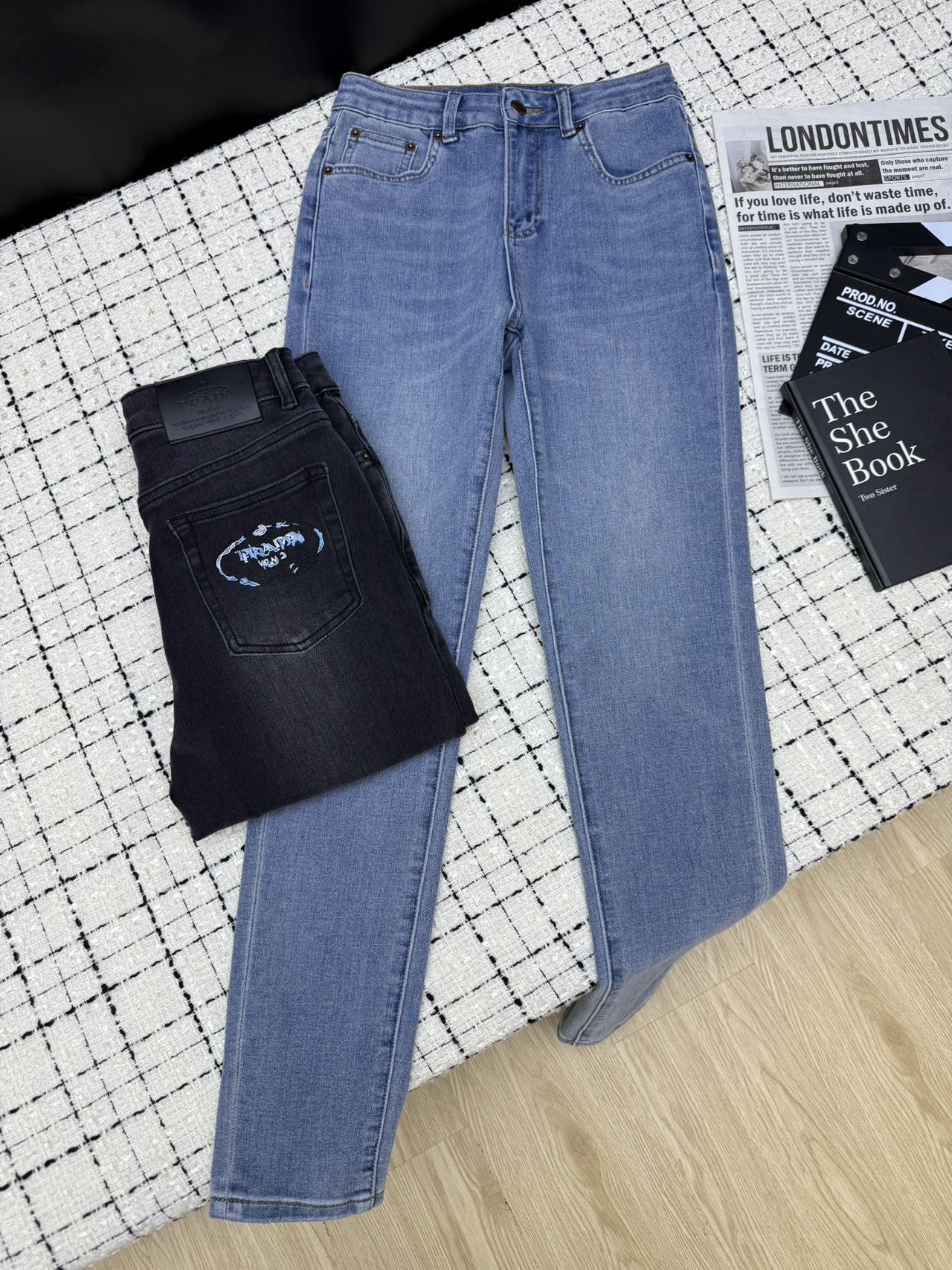 NO:331452,Prad*25 summer, blue embroidered logo pants in the back pocket, blue wash water is very beautiful, black and gray, classic and versatile, all seasons match, refreshing and fashionable, tall and slimming pants, the upper body is really long, not a pants that are tightly tied, the upper body is comfortable and unrestrained, blue and black are temperamental no matter what the combination is, two colors.26-27-28-29-30,,prada,alexander wang19860909Prad*25夏季 后袋蓝色刺绣logo小脚裤 蓝色洗水很漂亮 黑灰色经典百搭 四季搭配清爽洋气 显高又显瘦小脚裤型 上身真是腿超级长 不属于把勒得特别紧的裤子 上身舒服不束缚 蓝色和黑色不管搭配什么都气质 两色.26-27-28-29-30,,prada,alexander wang,Women's clothing