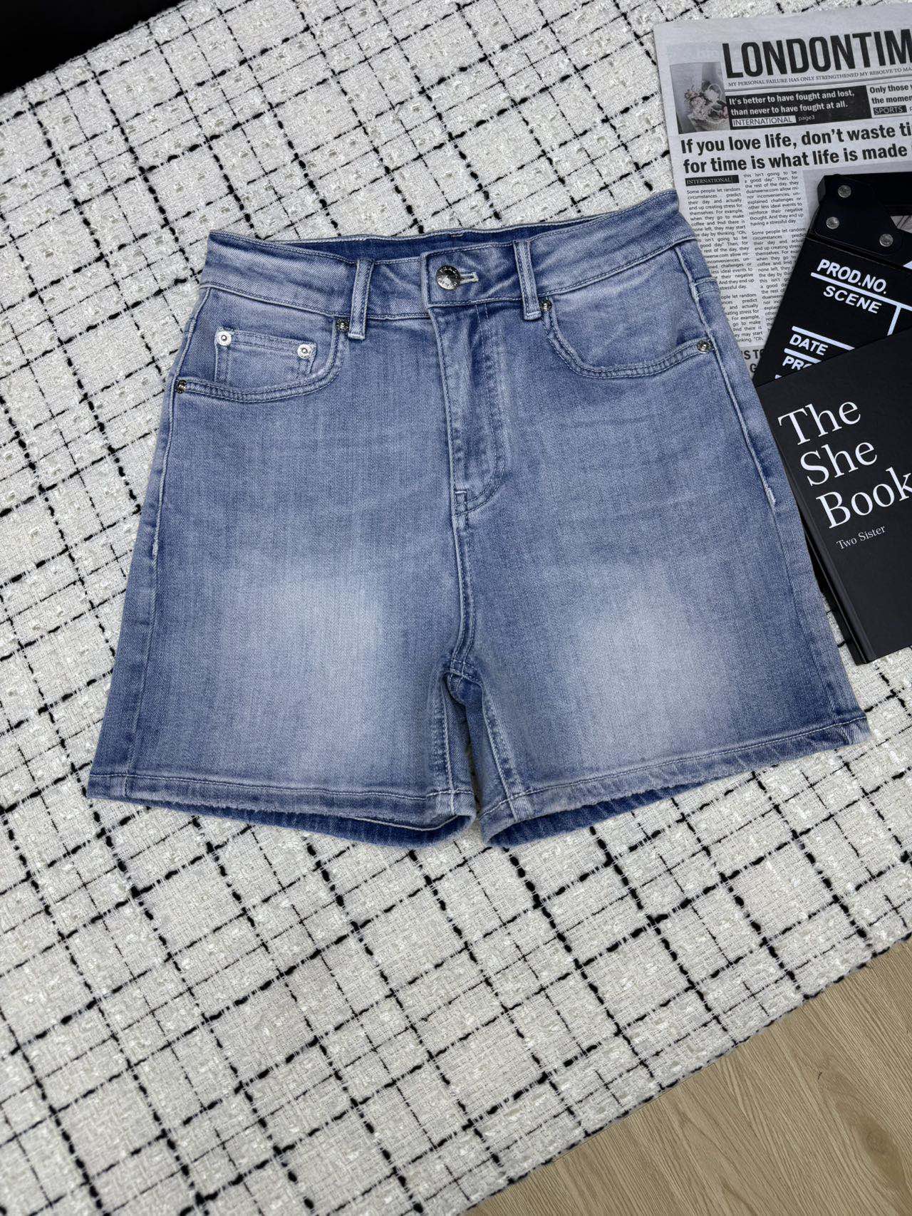 NO:331450,Prad*25 summer, blue embroidered logo denim shorts, ceiling hot pants, especially easy to wear, various good matches in summer, super inclusive, fat and thin, can handle it, and it will not deform after wearing for a long time. All-match items. One color. 26-27-28-29-30,,prada, shorts,alexander wang19860909Prad*25夏季 后袋蓝色刺绣logo牛仔短裤 天花板小热裤 特别好穿 夏天各种好搭配 包容性超级强 胖瘦都能驾驭而且久穿不变形 百搭单品 一色.26-27-28-29-30,,prada,shorts,alexander wang,Women's clothing