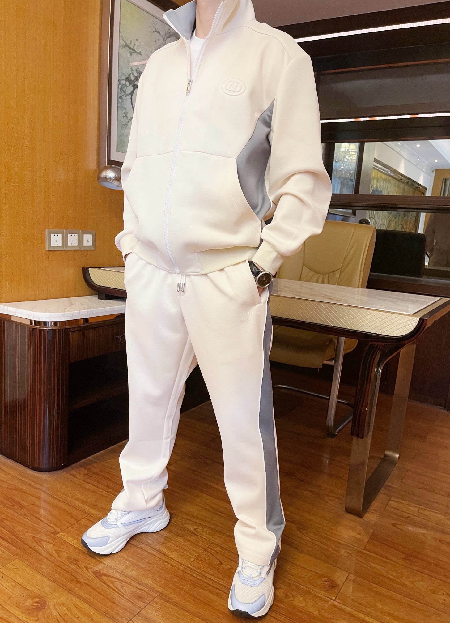 NO:137854,DINO luxury products-2025 counter latest style set shipped, hot-selling items in European and American counters!  Selected Italian imported Tianshi cotton fabric with simple and elegant design, the chest brand logo is not without charm. You are definitely worthy of it. Size 48-56 (model 173/130 catties wear 48, with Hong Kong Lane Crawford gift box packaging),,alexander wang19860909DINO奢品-2025专柜最新款套装出货 欧美专柜热销单品！精选意大利进口天丝棉面料搭配简约大方的设计,胸口品牌标志不失韵味 您绝对值得拥有.尺码48-56（模特173/130斤穿48,配香港连卡佛礼盒包装）,,alexander wang,Men's clothing