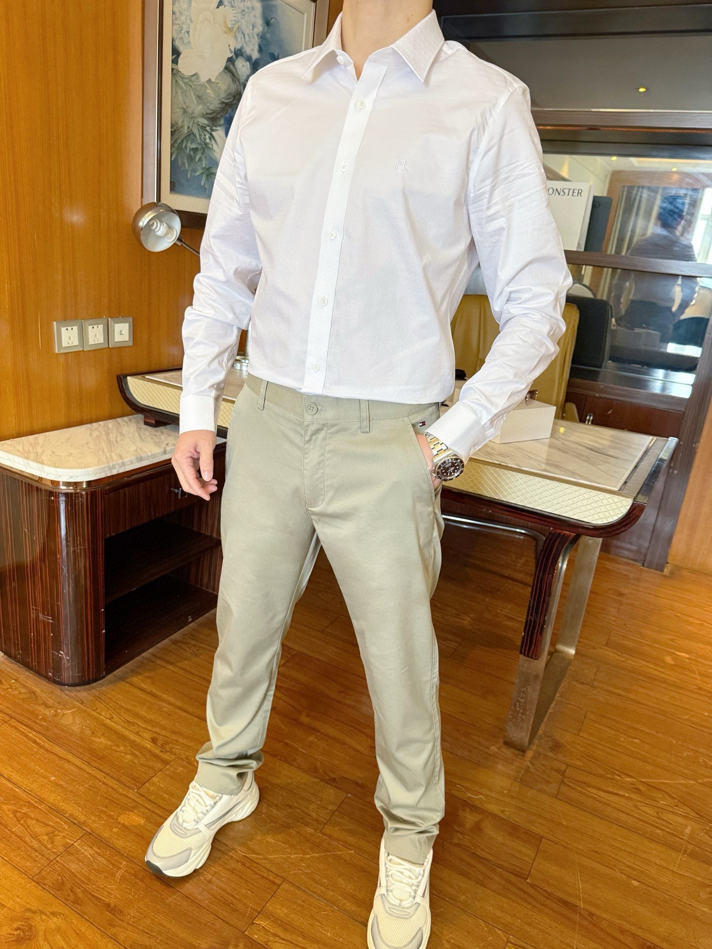 NO:137869,Hermes - the latest hot shirts in 2025 counters are shipped, and hot-selling items in European and American counters!  Selected imported 120 high-split imitation fabrics with simple and elegant designs, fine plaid design and custom buttons to show off your taste. Business and casual boutique. Size 48-56 (model 173/130 wears 48 sizes, with Hong Kong Lane Crawford gift box packaging), hermes, alexander wang19860909爱马仕-2025专柜最新爆款衬衣出货 欧美专柜热销单品！精选进口120高支精仿面料搭配简约大方的设计,精细格纹设计和定制纽扣彰显品味 商务休闲精品.尺码48-56（模特173/130穿48码,配香港连卡佛礼盒包装）,,hermes,alexander wang,Men's clothing