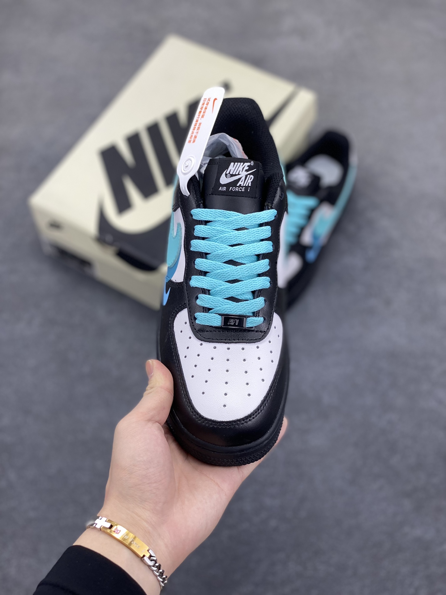 图片[2]-福利特价 Nike Air Force 1 Low 空军一号低帮百搭休闲运动板鞋 “黑白浅蓝双勾” 原装级别 原楦头原纸板 打造纯正空军版型专注外贸渠道 全掌内置蜂窝气垫 原盒配件 原厂中底钢印、拉帮完美 货号： FJ7740-141 尺码：36 36.5 37.5 38 38.5 39 40 40.5 41 42 42.5 43 44 44.5 45-选品中心