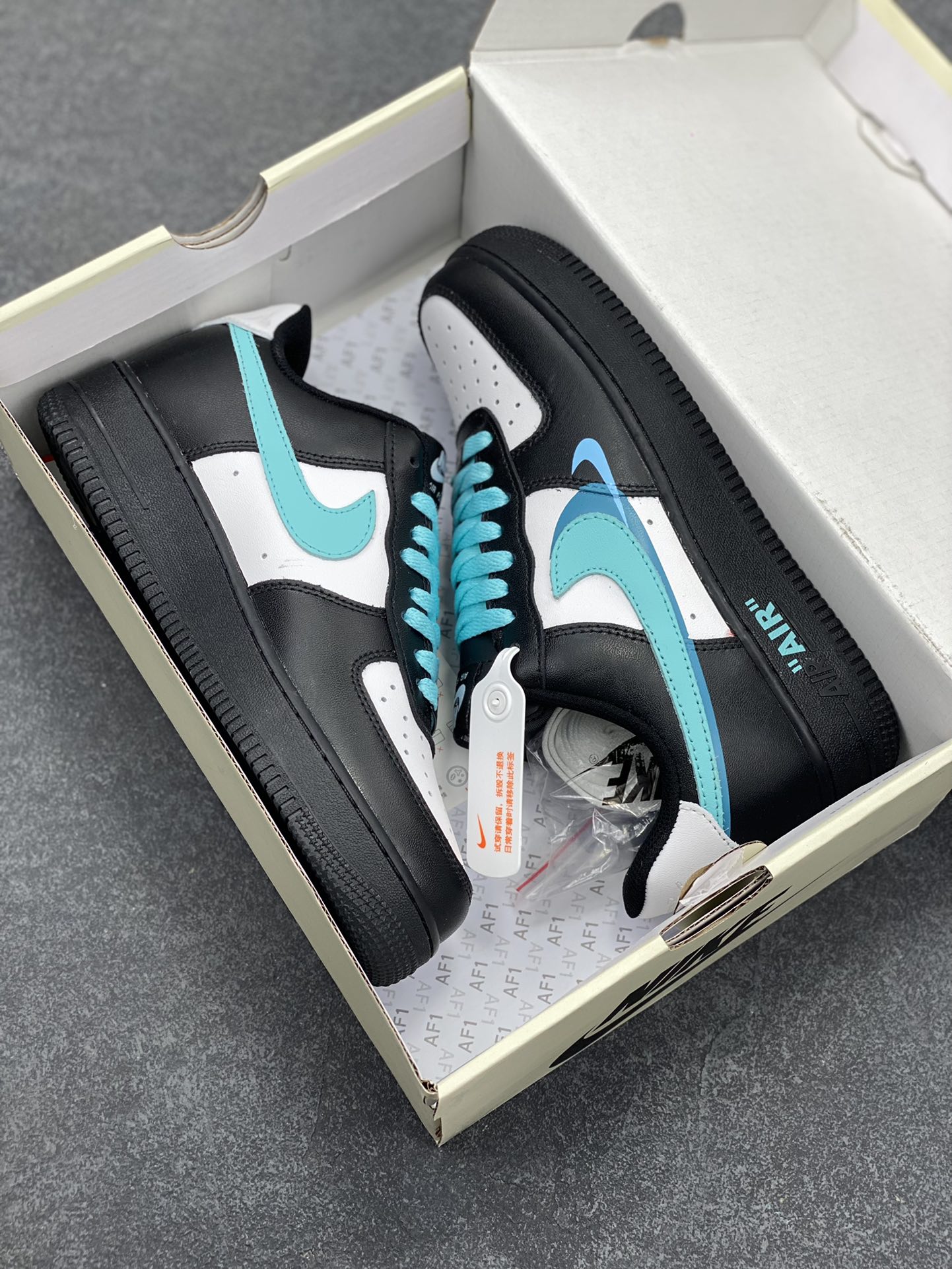 图片[9]-福利特价 Nike Air Force 1 Low 空军一号低帮百搭休闲运动板鞋 “黑白浅蓝双勾” 原装级别 原楦头原纸板 打造纯正空军版型专注外贸渠道 全掌内置蜂窝气垫 原盒配件 原厂中底钢印、拉帮完美 货号： FJ7740-141 尺码：36 36.5 37.5 38 38.5 39 40 40.5 41 42 42.5 43 44 44.5 45-选品中心