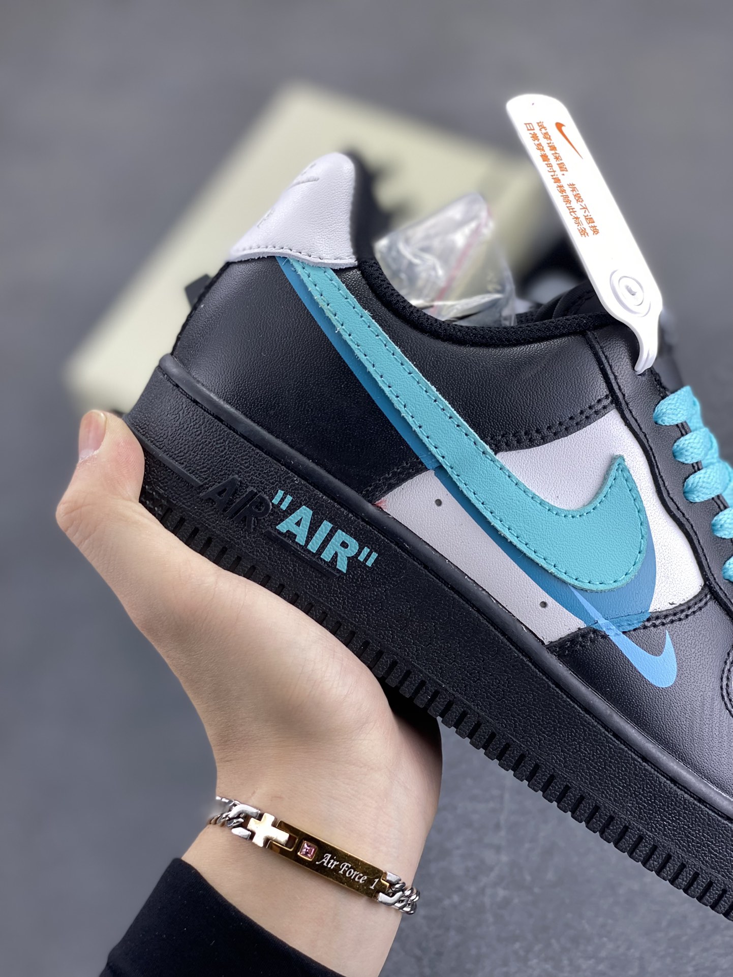图片[6]-福利特价 Nike Air Force 1 Low 空军一号低帮百搭休闲运动板鞋 “黑白浅蓝双勾” 原装级别 原楦头原纸板 打造纯正空军版型专注外贸渠道 全掌内置蜂窝气垫 原盒配件 原厂中底钢印、拉帮完美 货号： FJ7740-141 尺码：36 36.5 37.5 38 38.5 39 40 40.5 41 42 42.5 43 44 44.5 45-选品中心