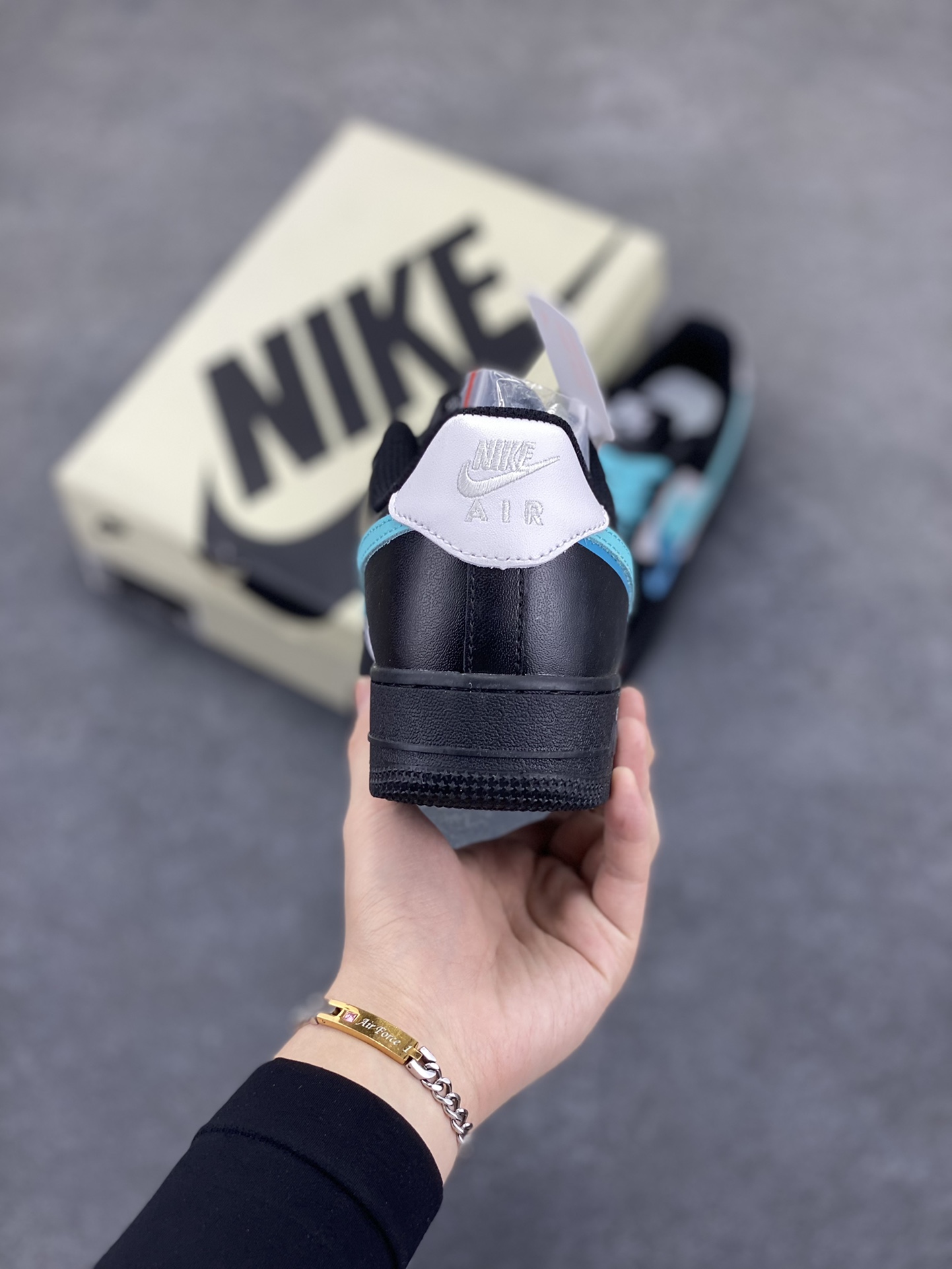 图片[4]-福利特价 Nike Air Force 1 Low 空军一号低帮百搭休闲运动板鞋 “黑白浅蓝双勾” 原装级别 原楦头原纸板 打造纯正空军版型专注外贸渠道 全掌内置蜂窝气垫 原盒配件 原厂中底钢印、拉帮完美 货号： FJ7740-141 尺码：36 36.5 37.5 38 38.5 39 40 40.5 41 42 42.5 43 44 44.5 45-选品中心