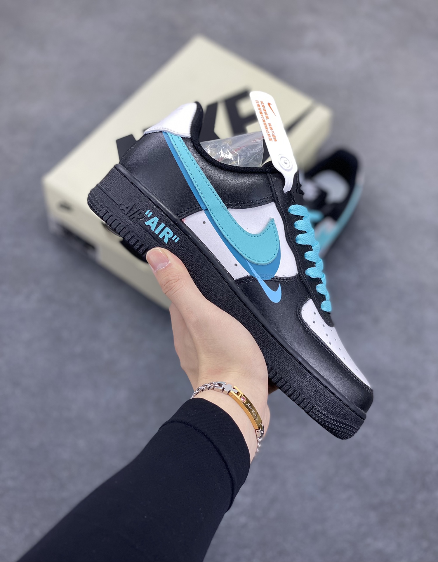 福利特价 Nike Air Force 1 Low 空军一号低帮百搭休闲运动板鞋 “黑白浅蓝双勾” 原装级别 原楦头原纸板 打造纯正空军版型专注外贸渠道 全掌内置蜂窝气垫 原盒配件 原厂中底钢印、拉帮完美 货号： FJ7740-141 尺码：36 36.5 37.5 38 38.5 39 40 40.5 41 42 42.5 43 44 44.5 45-选品中心