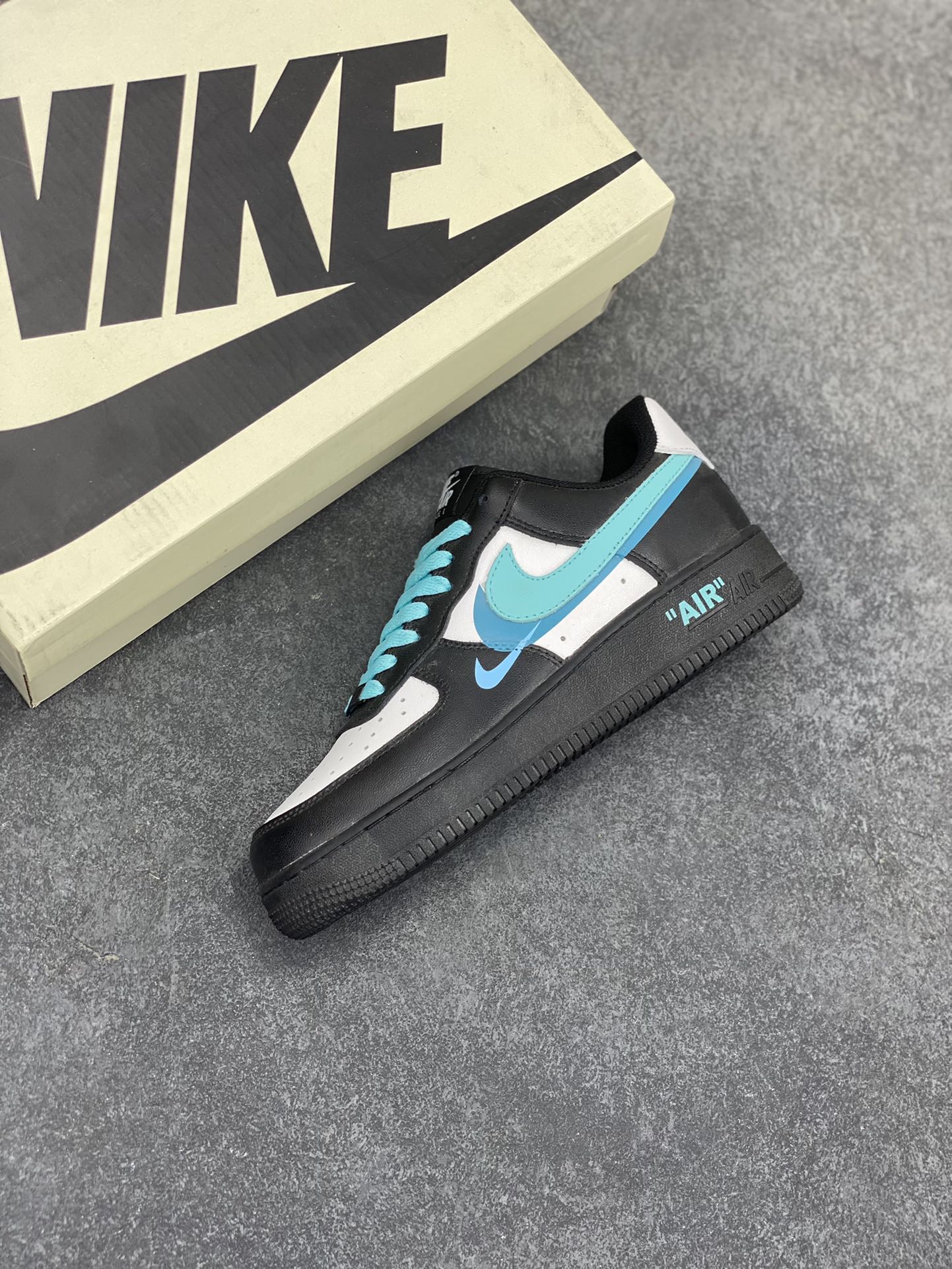 图片[7]-福利特价 Nike Air Force 1 Low 空军一号低帮百搭休闲运动板鞋 “黑白浅蓝双勾” 原装级别 原楦头原纸板 打造纯正空军版型专注外贸渠道 全掌内置蜂窝气垫 原盒配件 原厂中底钢印、拉帮完美 货号： FJ7740-141 尺码：36 36.5 37.5 38 38.5 39 40 40.5 41 42 42.5 43 44 44.5 45-选品中心