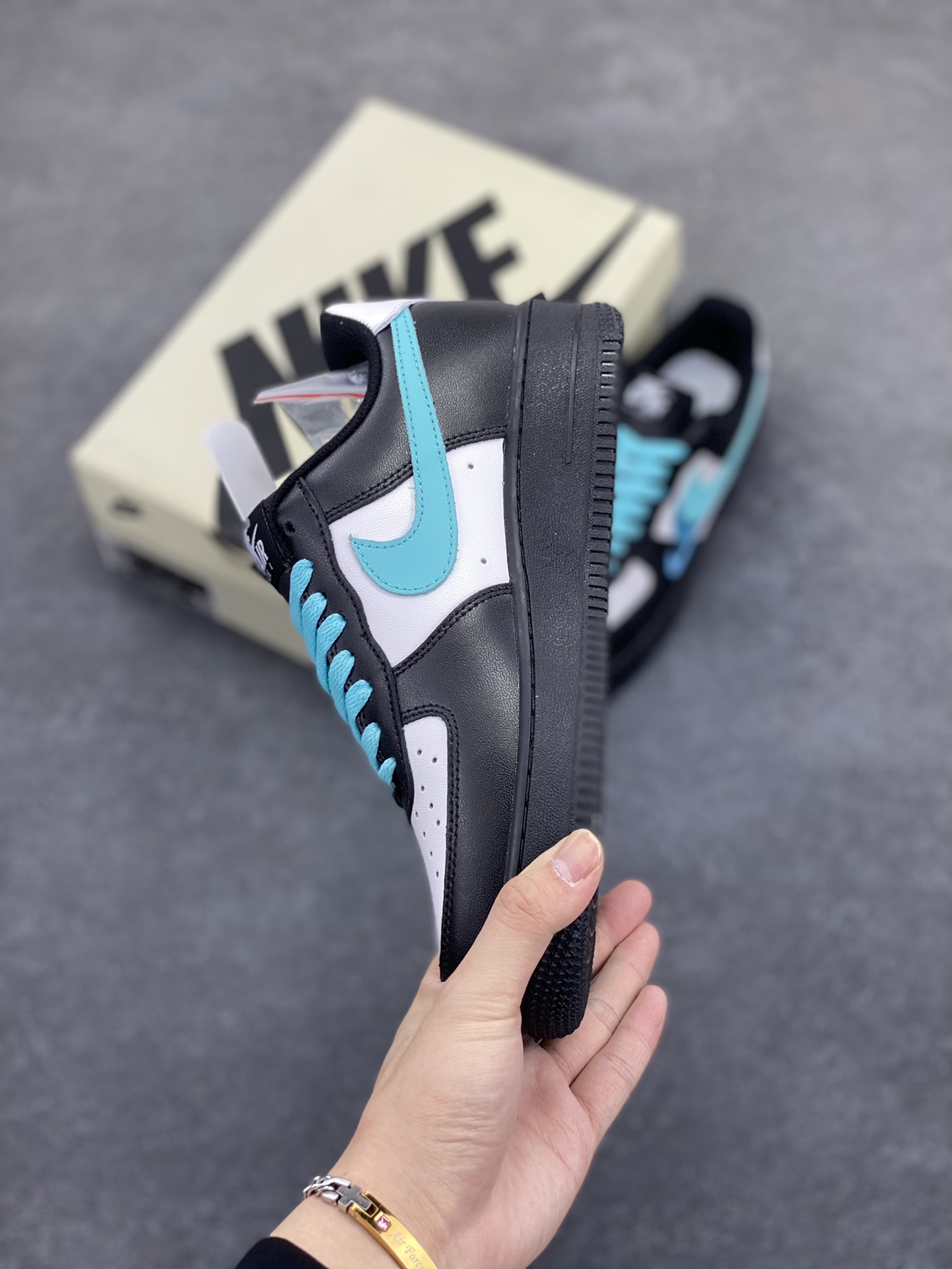 图片[3]-福利特价 Nike Air Force 1 Low 空军一号低帮百搭休闲运动板鞋 “黑白浅蓝双勾” 原装级别 原楦头原纸板 打造纯正空军版型专注外贸渠道 全掌内置蜂窝气垫 原盒配件 原厂中底钢印、拉帮完美 货号： FJ7740-141 尺码：36 36.5 37.5 38 38.5 39 40 40.5 41 42 42.5 43 44 44.5 45-选品中心