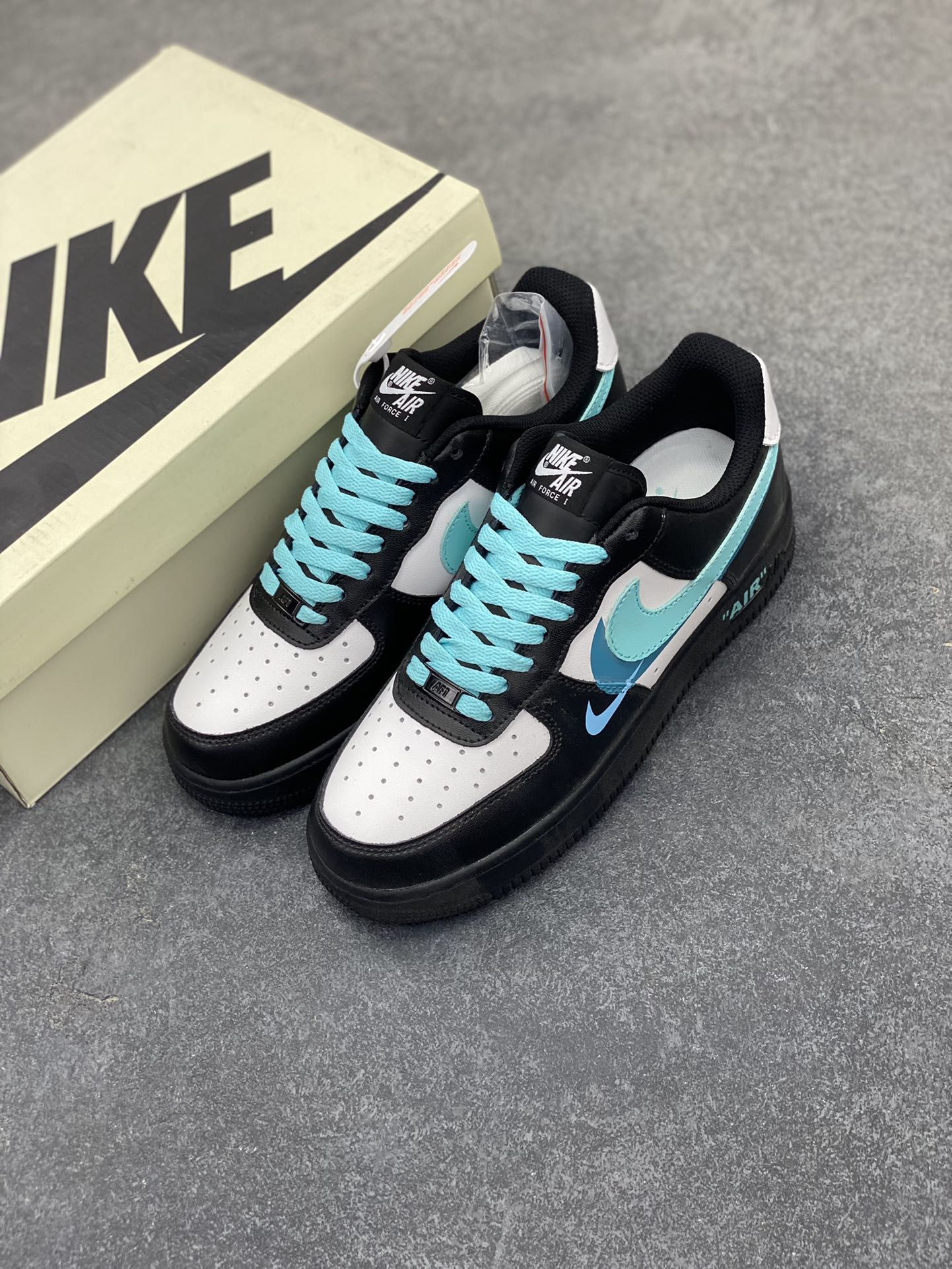 图片[8]-福利特价 Nike Air Force 1 Low 空军一号低帮百搭休闲运动板鞋 “黑白浅蓝双勾” 原装级别 原楦头原纸板 打造纯正空军版型专注外贸渠道 全掌内置蜂窝气垫 原盒配件 原厂中底钢印、拉帮完美 货号： FJ7740-141 尺码：36 36.5 37.5 38 38.5 39 40 40.5 41 42 42.5 43 44 44.5 45-选品中心