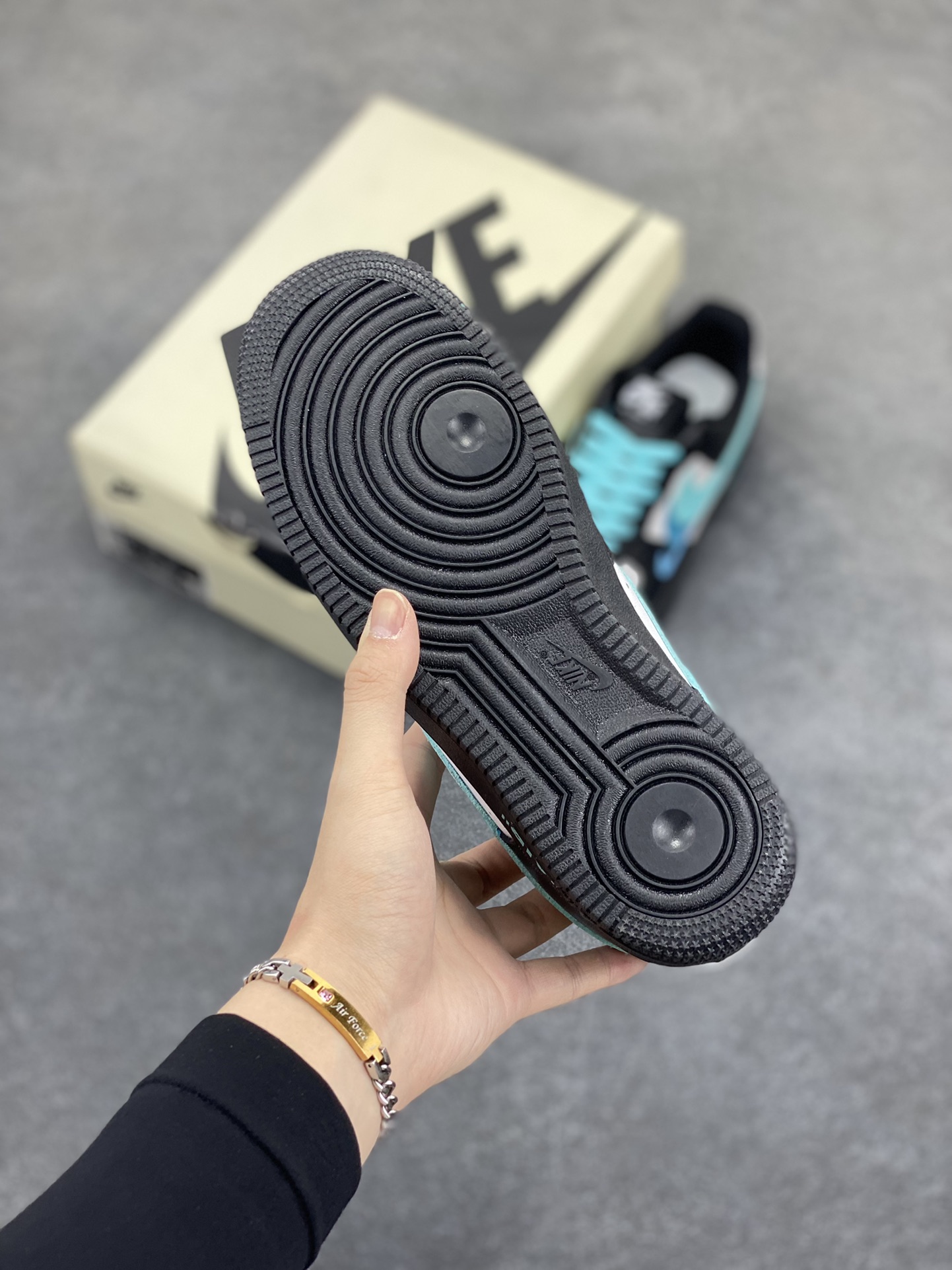 图片[5]-福利特价 Nike Air Force 1 Low 空军一号低帮百搭休闲运动板鞋 “黑白浅蓝双勾” 原装级别 原楦头原纸板 打造纯正空军版型专注外贸渠道 全掌内置蜂窝气垫 原盒配件 原厂中底钢印、拉帮完美 货号： FJ7740-141 尺码：36 36.5 37.5 38 38.5 39 40 40.5 41 42 42.5 43 44 44.5 45-选品中心
