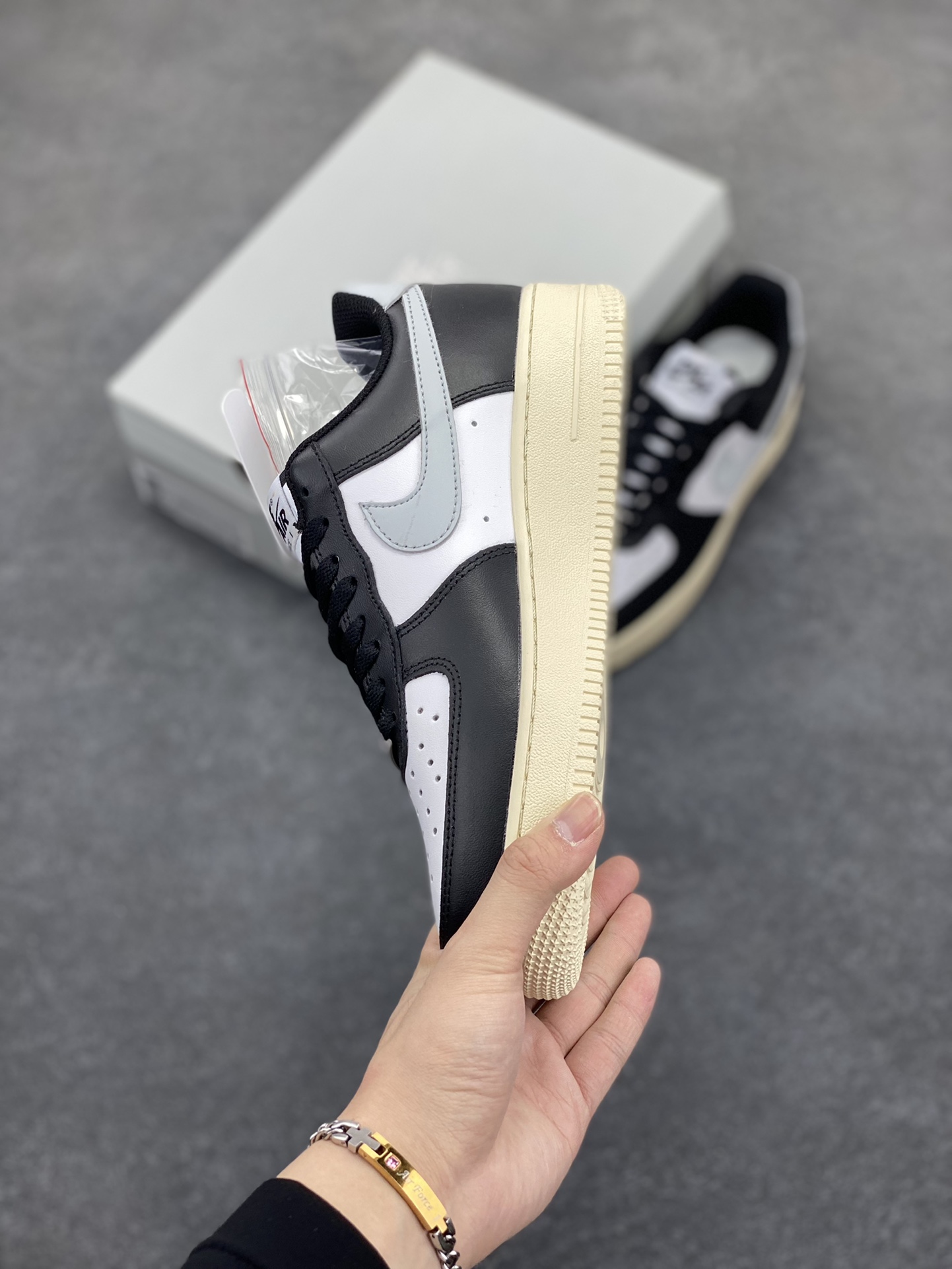 图片[3]-福利特价 Nike Air Force 1 Low 白黑灰 空军一号低帮运动休闲板鞋 原楦头原纸板 打造纯正空军版型#专注外贸渠道 全掌内置蜂窝气垫 #原盒配件 原厂中底钢印、拉帮完美 货号：FQ6848-101 尺码：36 36.5 37.5 38 38.5 39 40 40.5 41 42 42.5 43 44 44.5 45-选品中心